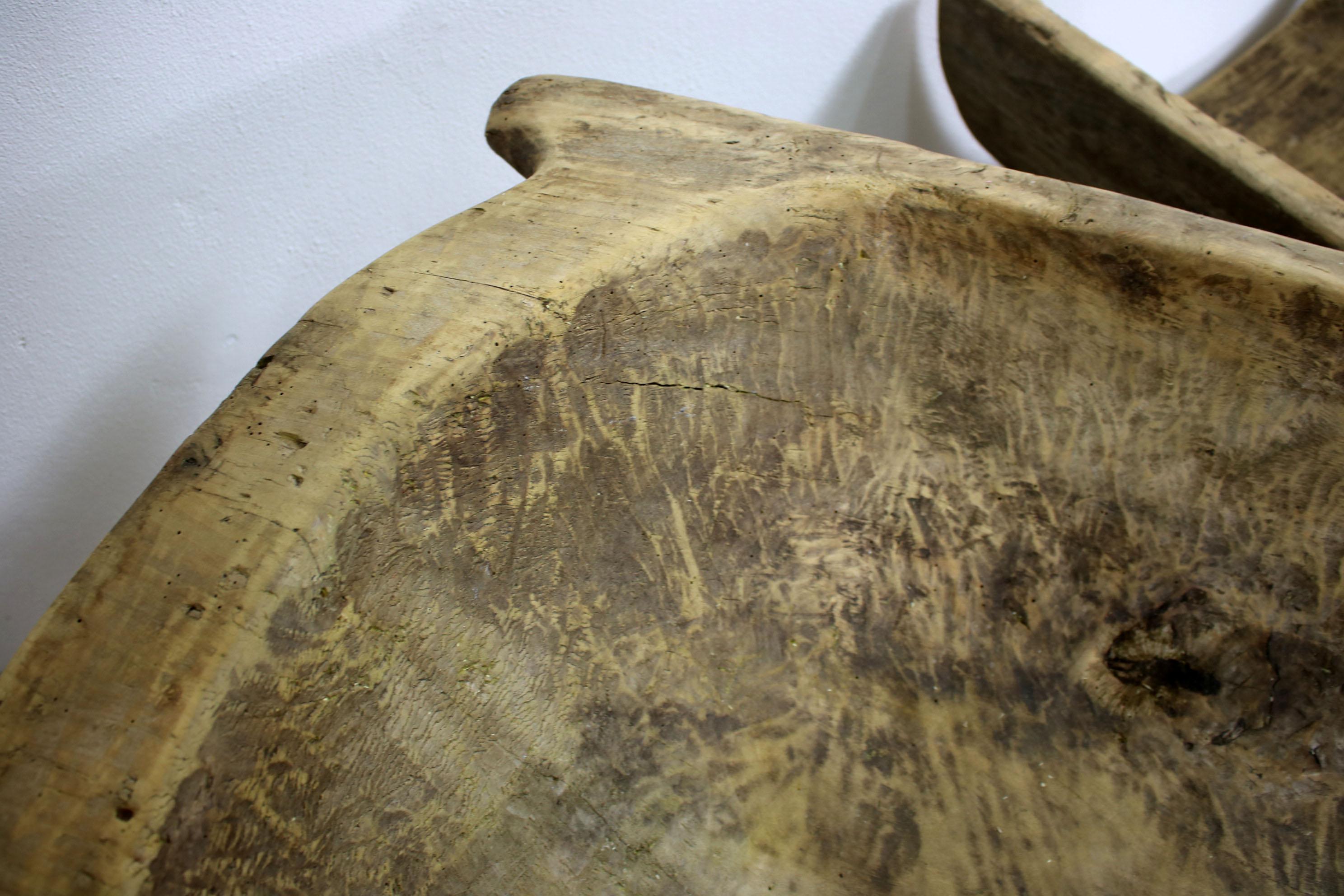 Set aus 2 natürlichen Holzsesseln mit einem Tisch, Holz aus dem 19. Jahrhundert, Holz verwendet (21. Jahrhundert und zeitgenössisch) im Angebot