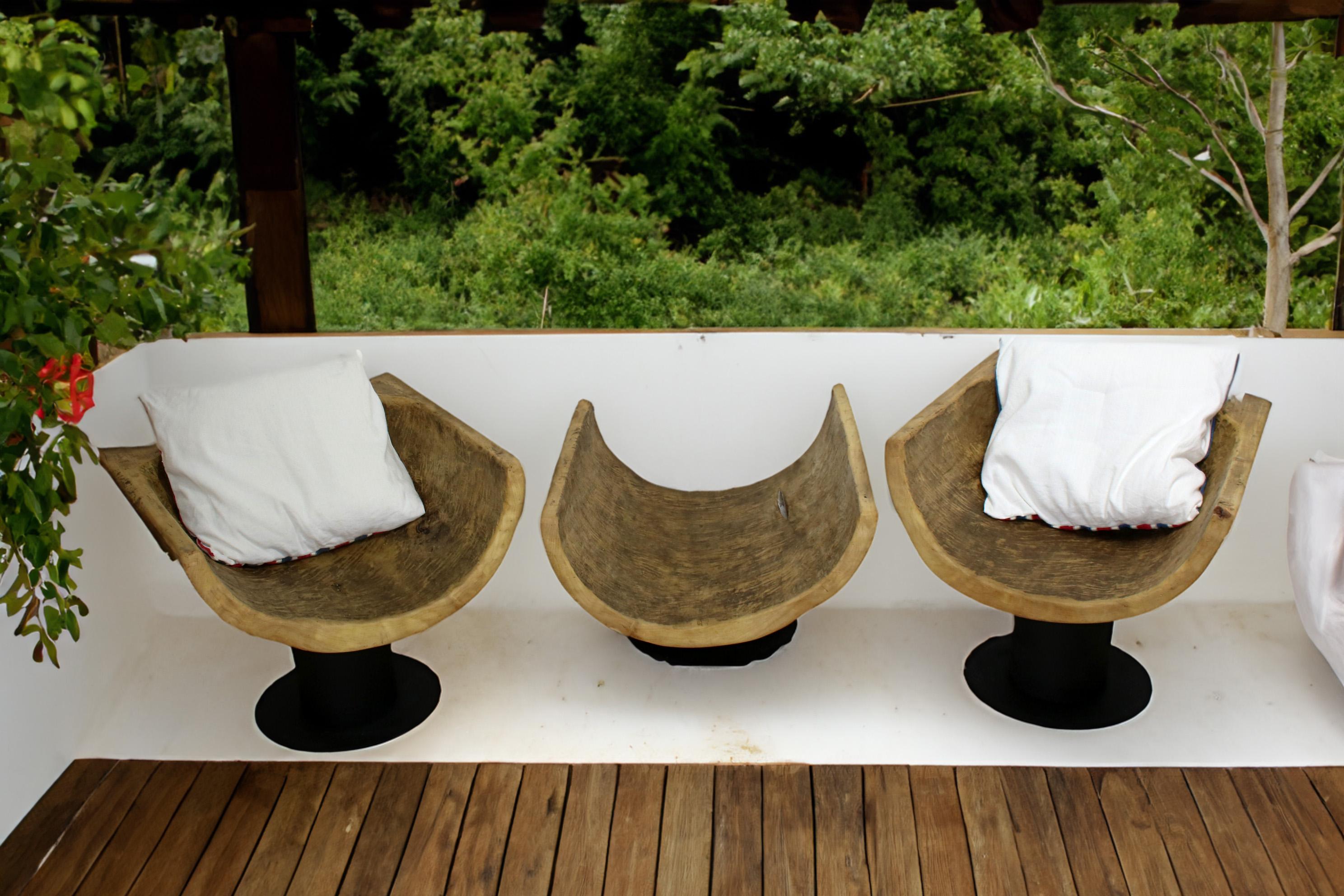 Set aus 2 natürlichen Holzsesseln mit einem Tisch, Holz aus dem 19. Jahrhundert, Holz verwendet im Angebot 2