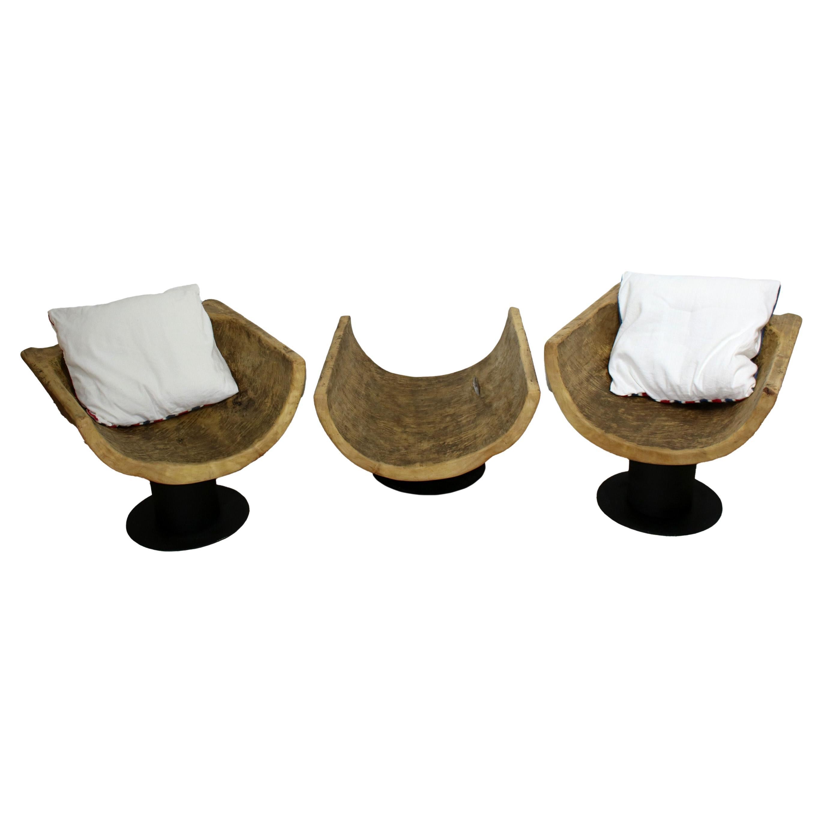 Set aus 2 natürlichen Holzsesseln mit einem Tisch, Holz aus dem 19. Jahrhundert, Holz verwendet
