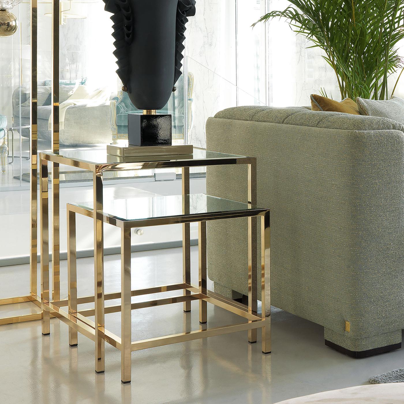 This elegant set of two side tables is an elegant exercise in minimalism and sophistication and will be a versatile addition to any home. Either in a Classic or contemporary living room, these two pieces can be displayed separately, or nested one