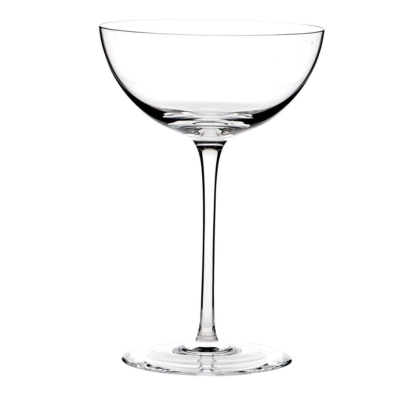 Servi, agita o mescola i tuoi cocktail preferiti prima o dopo cena con le linee moderne e pulite di questo set di due bicchieri da cocktail. La base semplice, il gambo lungo e il bicchiere a forma di ciotola rendono questo pezzo pratico ma bello da