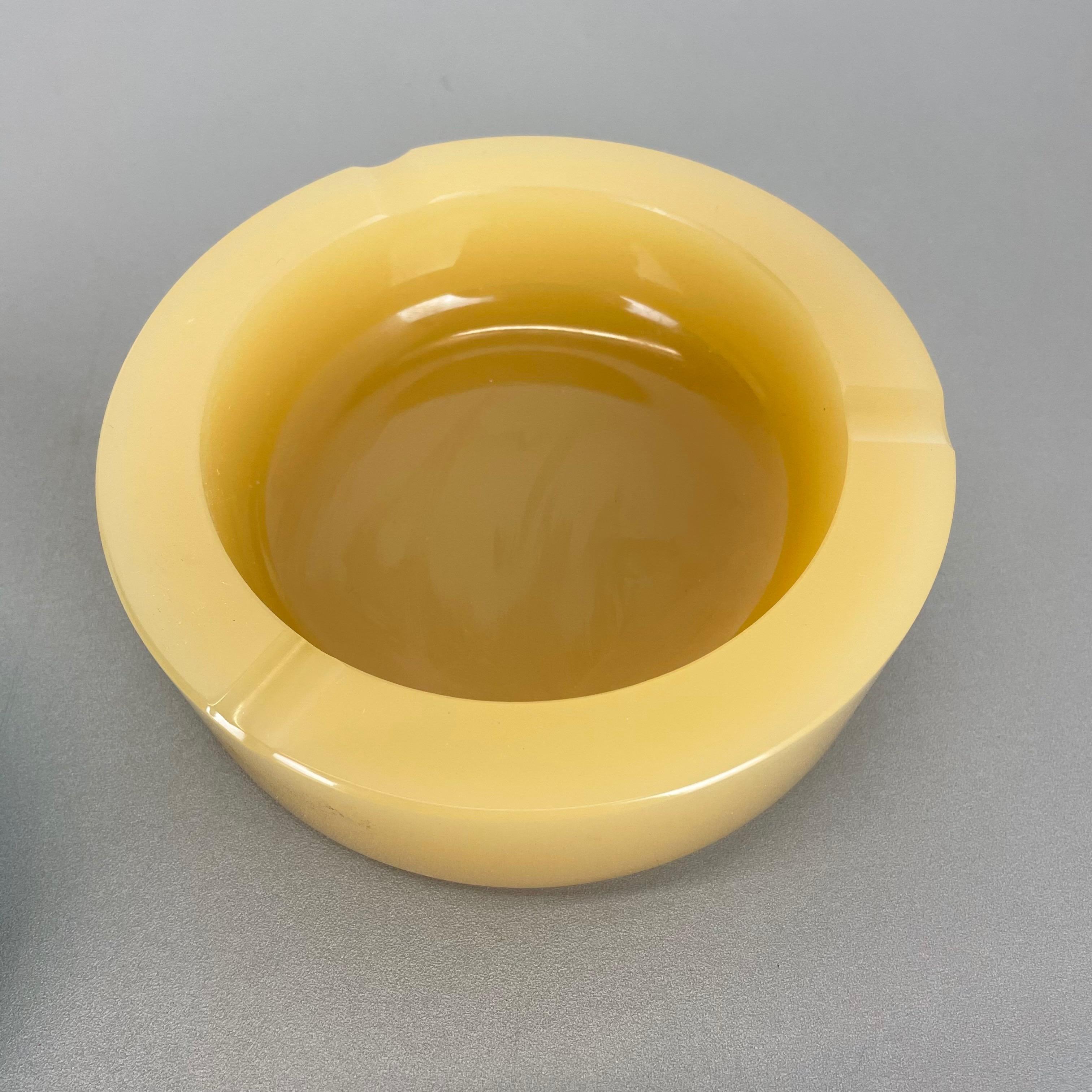 Set of 2 New Old Stock Murano Opaline Glass Ashtray Shell Bowl by Cenedese, 1960 For Sale 1
