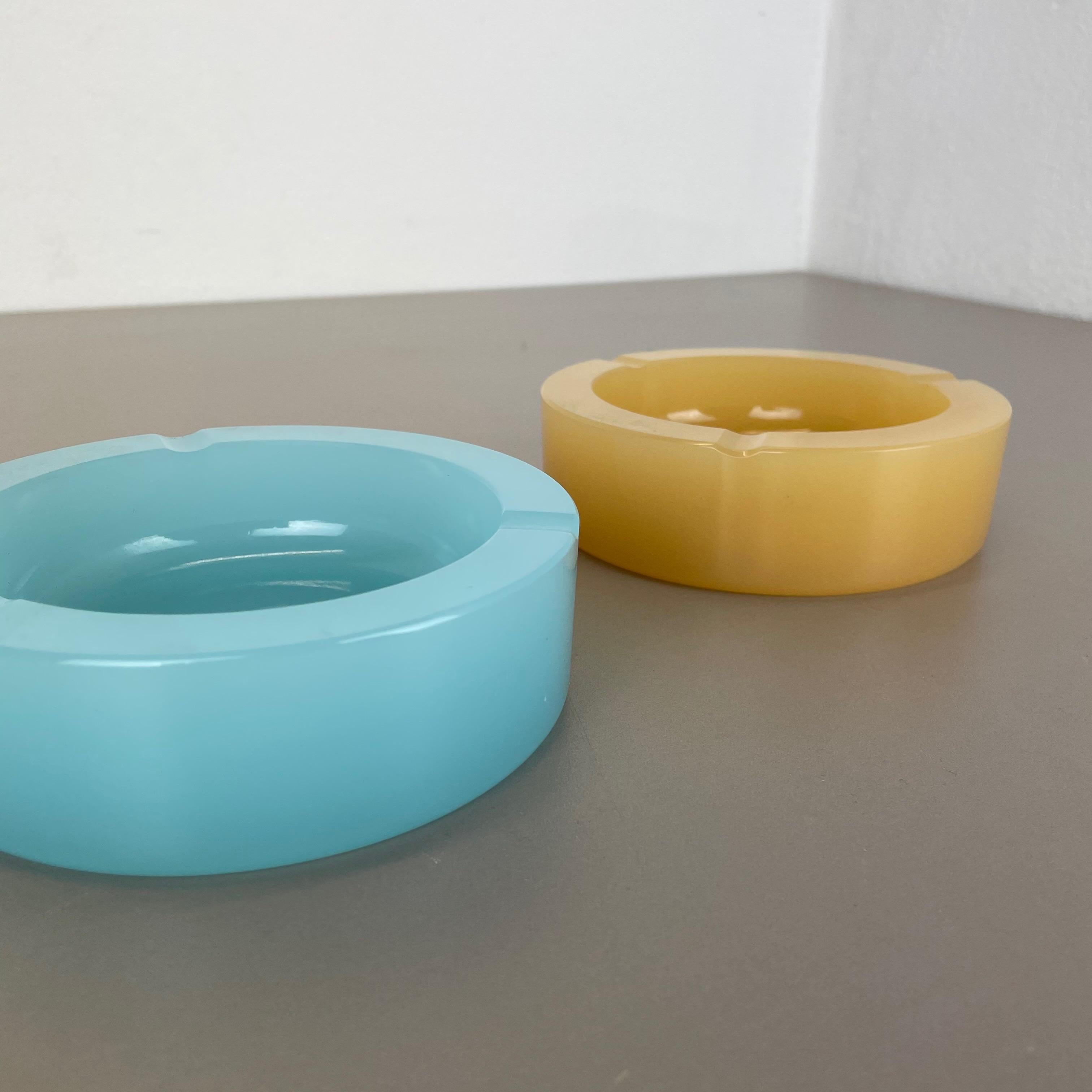 Set of 2 New Old Stock Murano Opaline Glass Ashtray Shell Bowl by Cenedese, 1960 For Sale 5
