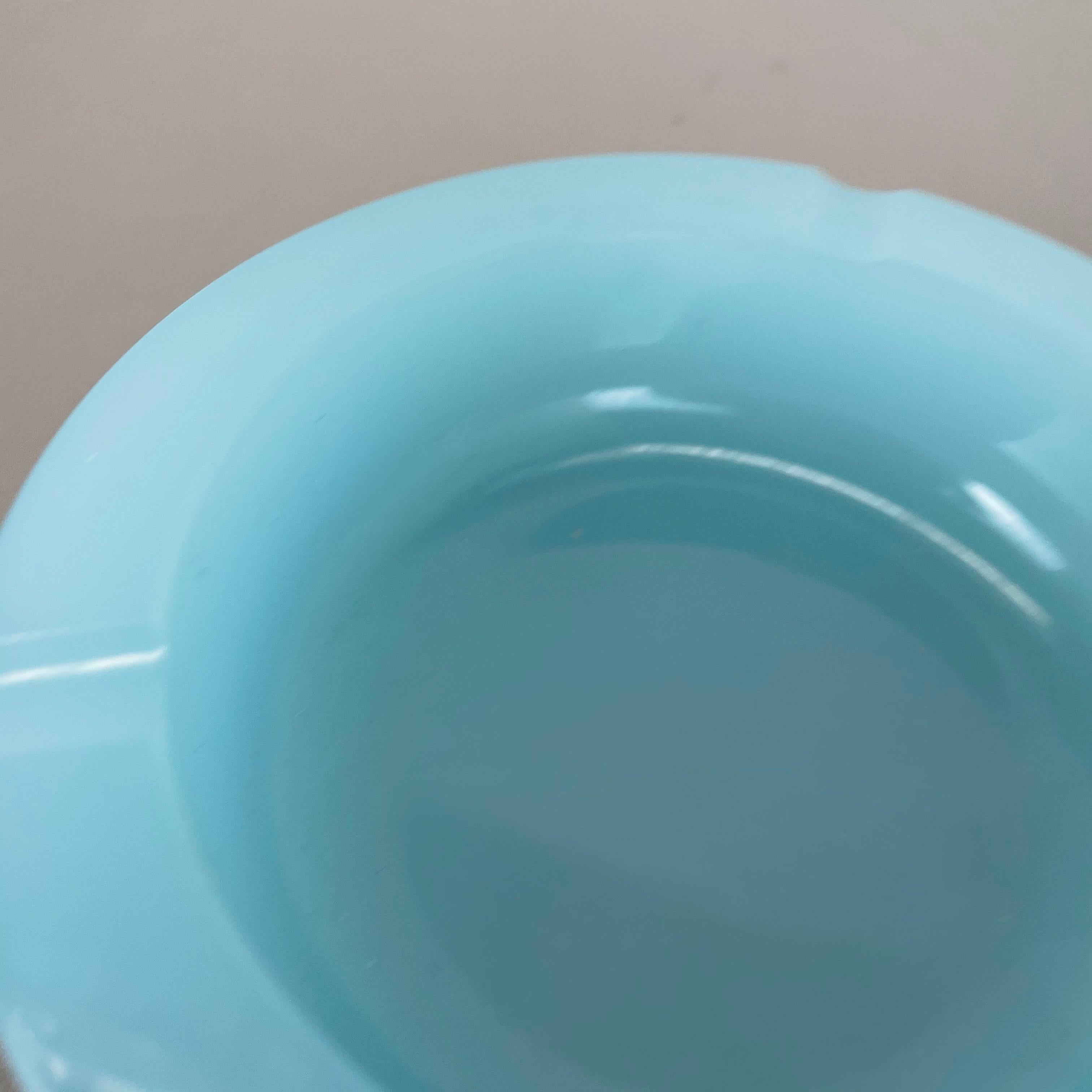 Set of 2 New Old Stock Murano Opaline Glass Ashtray Shell Bowl by Cenedese, 1960 In Excellent Condition For Sale In Kirchlengern, DE