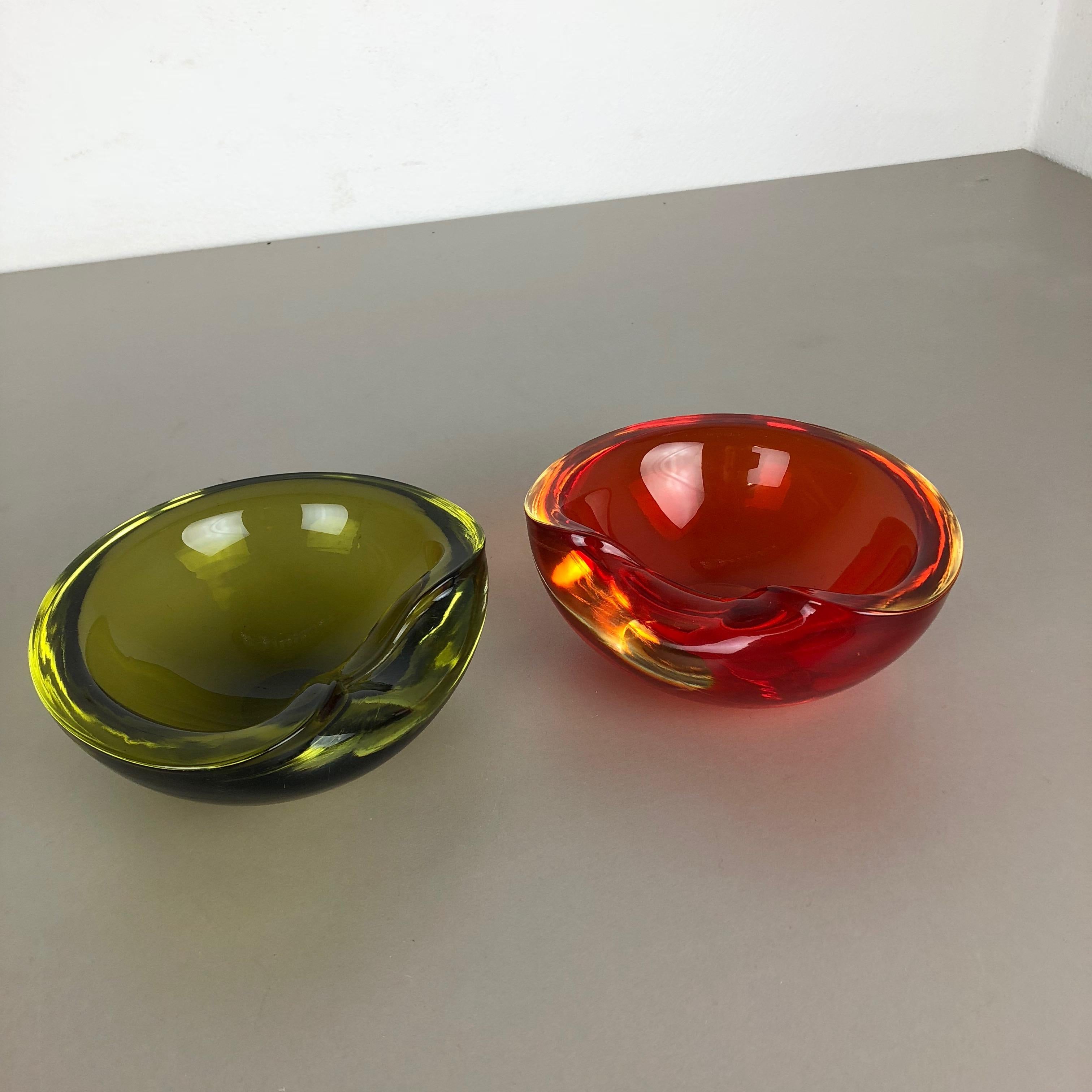 Set of 2 New Old Stock, Murano Sommerso Glass Shell Bowl Cenedese Vetri, 1960s In Excellent Condition For Sale In Kirchlengern, DE