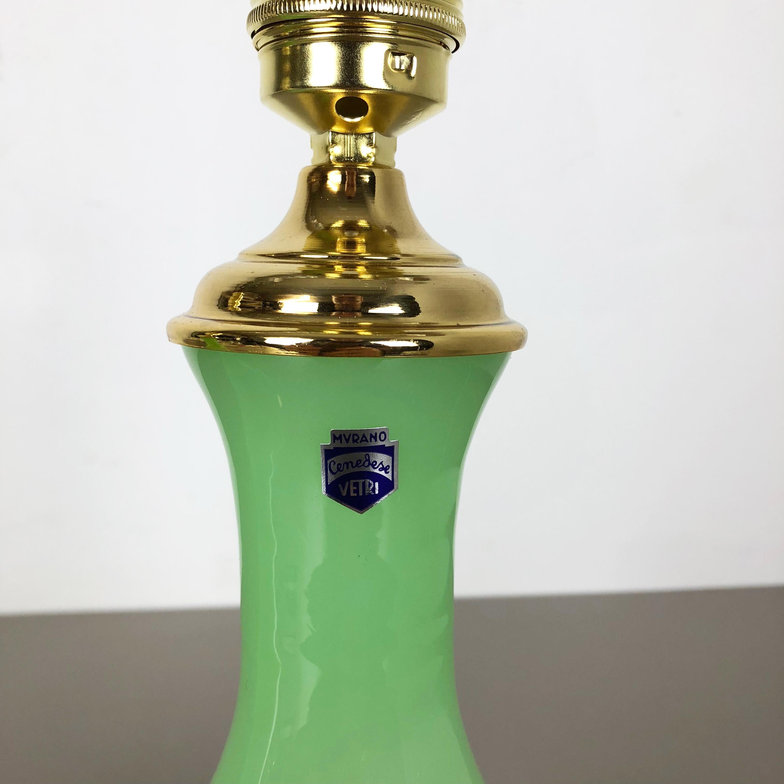 Article :

Lampe de table en verre opale de Murano

ensemble de 2



Producteur : 

Cenedese Vetri


Origine : 

Murano, Italie


Âge : 

1960s



Description : 

Cette fantastique lampe de table vintage a été conçue et