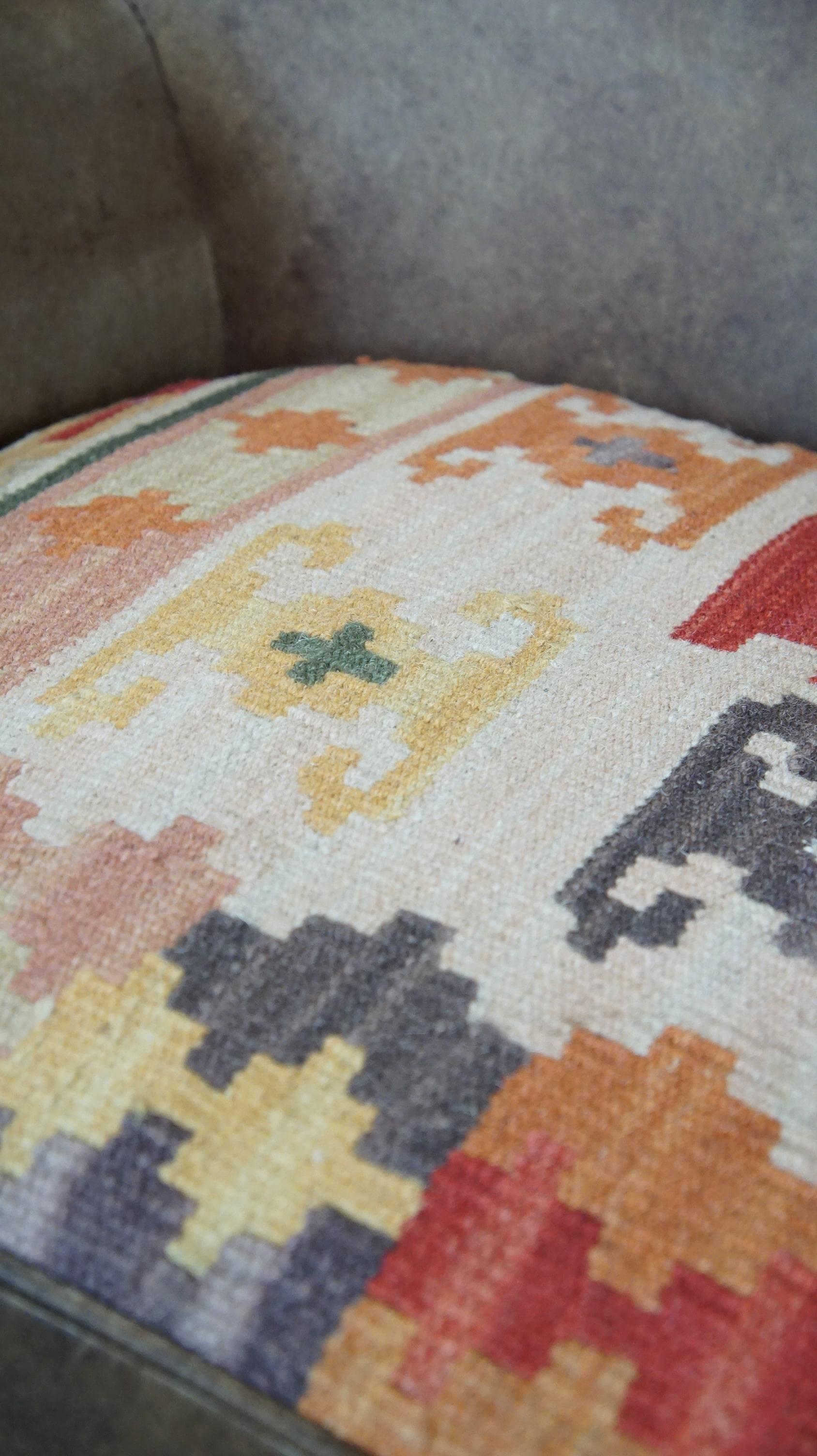 Set di 2 belle poltrone in pelle di mucca con cuscini di seduta in kilim reversibili in vendita 4