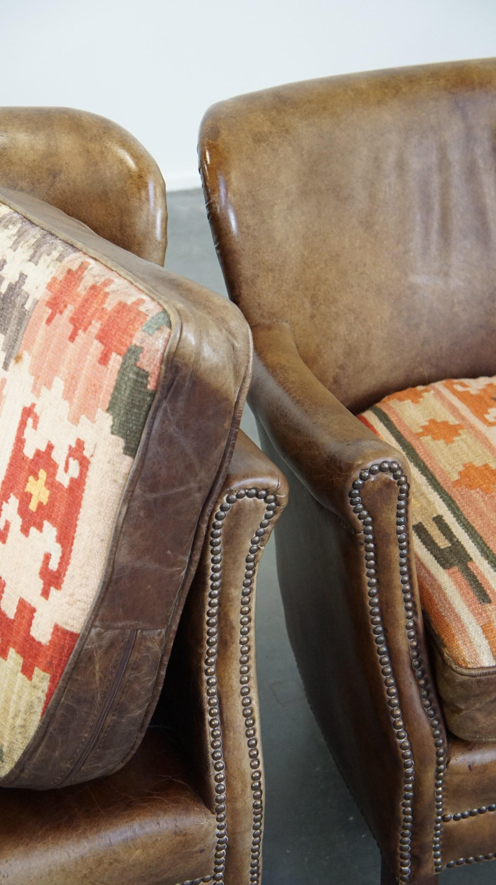 Set di 2 belle poltrone in pelle di mucca con cuscini di seduta in kilim reversibili in vendita 2