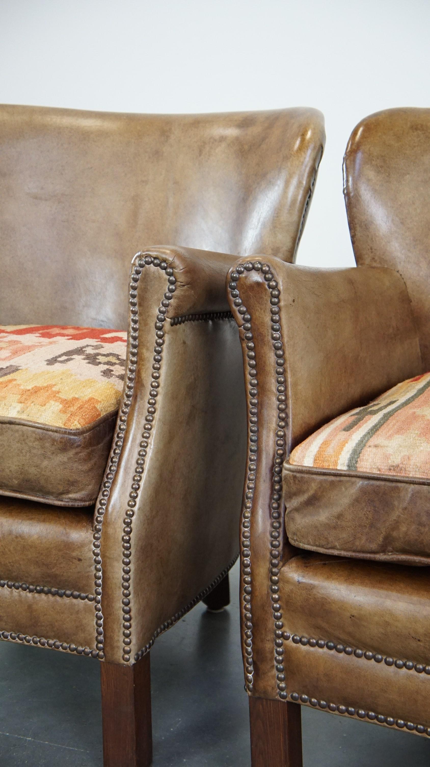 Set di 2 belle poltrone in pelle di mucca con cuscini di seduta in kilim reversibili in vendita 3