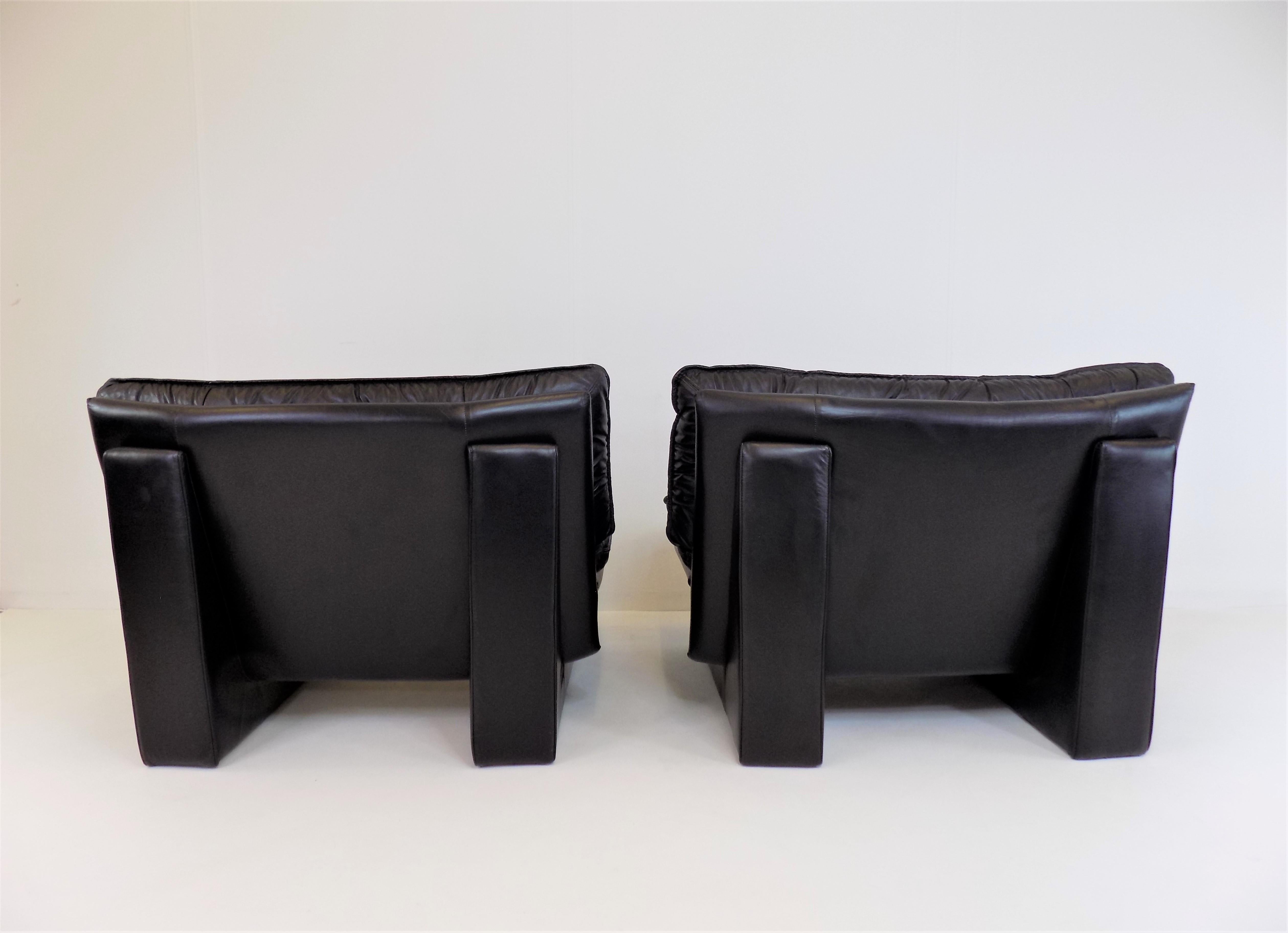 Post-Modern Set of 2 Nicoletti Salotti Ambassador leather armchairs