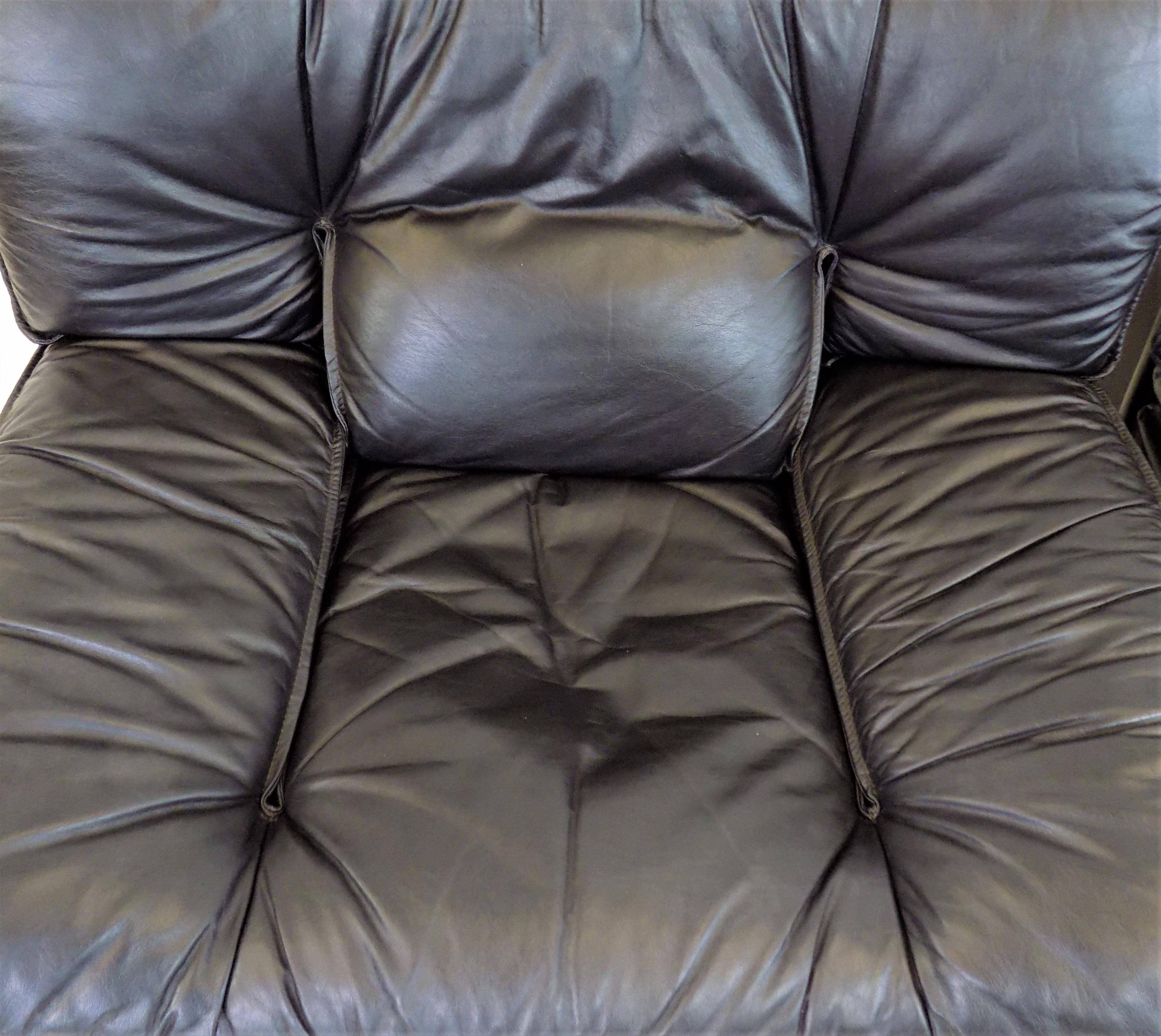 Late 20th Century Set of 2 Nicoletti Salotti Ambassador leather armchairs