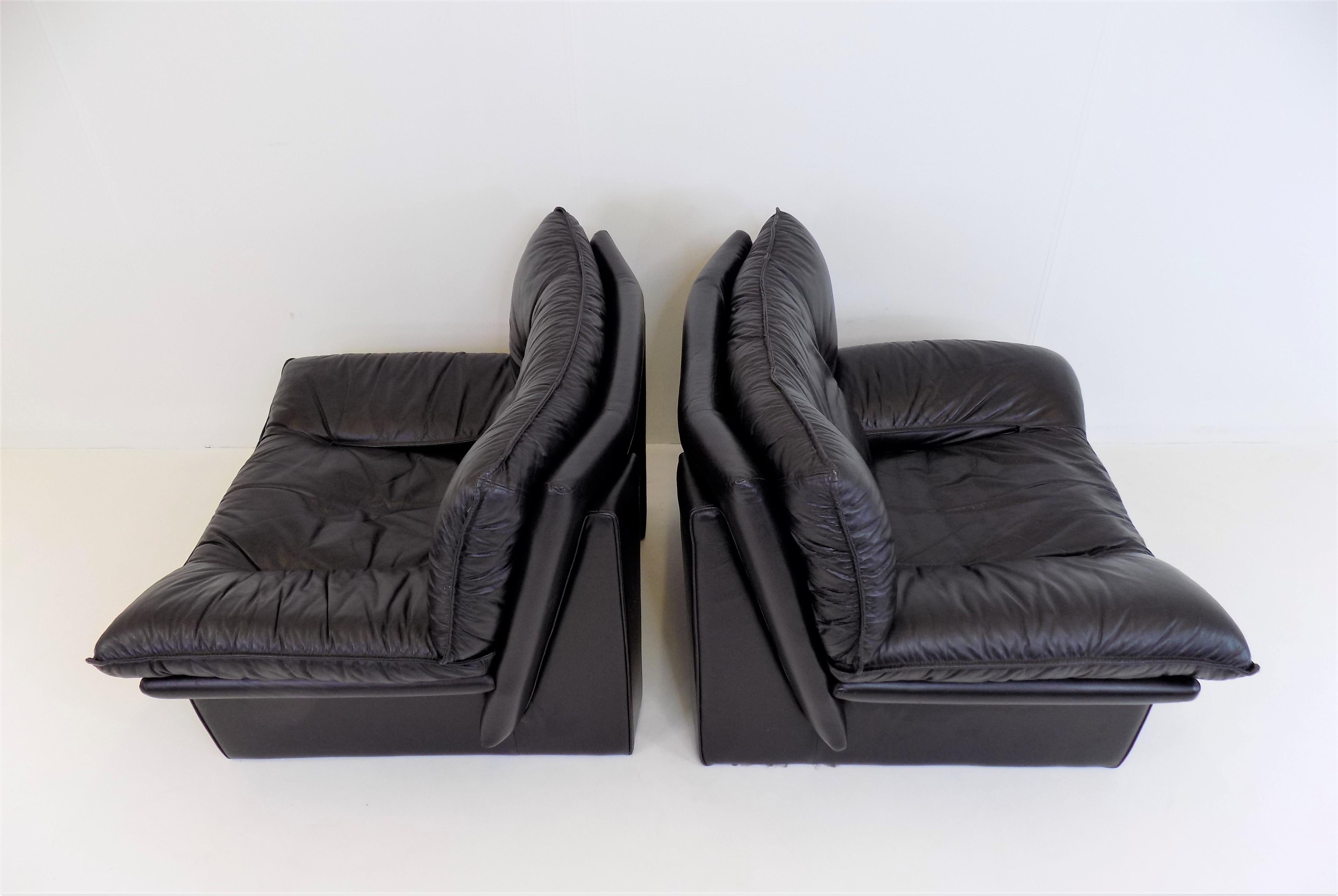 Leather Set of 2 Nicoletti Salotti Ambassador leather armchairs
