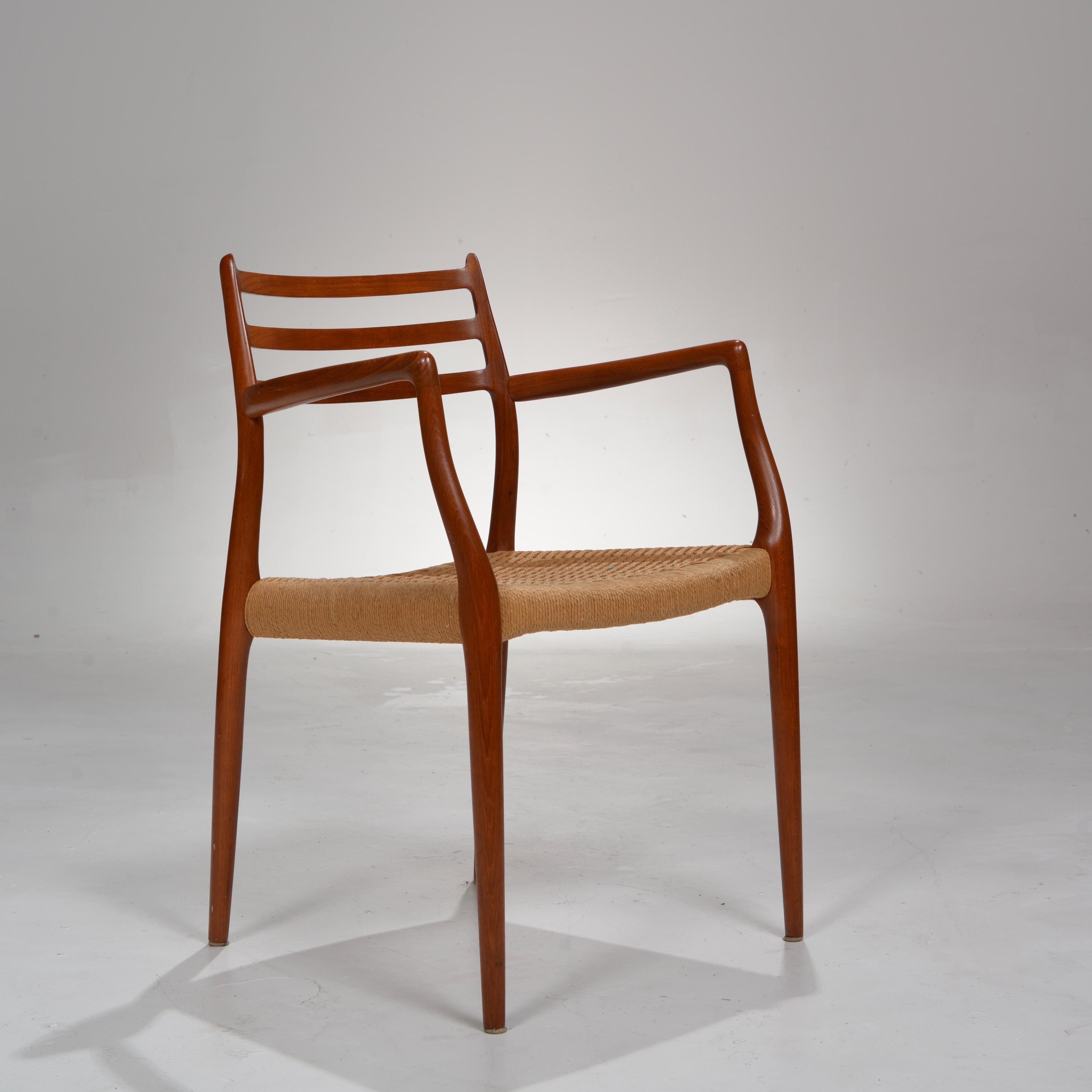 2 Stühle aus Teakholz, entworfen von Niels Otto Møller für J. L. Møllers Møbelfabrik. Das Modell 62 stammt aus dem Jahr 1967 und ist ein außergewöhnlicher Stuhl, der eine sehr bequeme Haltung und den für das große dänische Design typischen warmen,