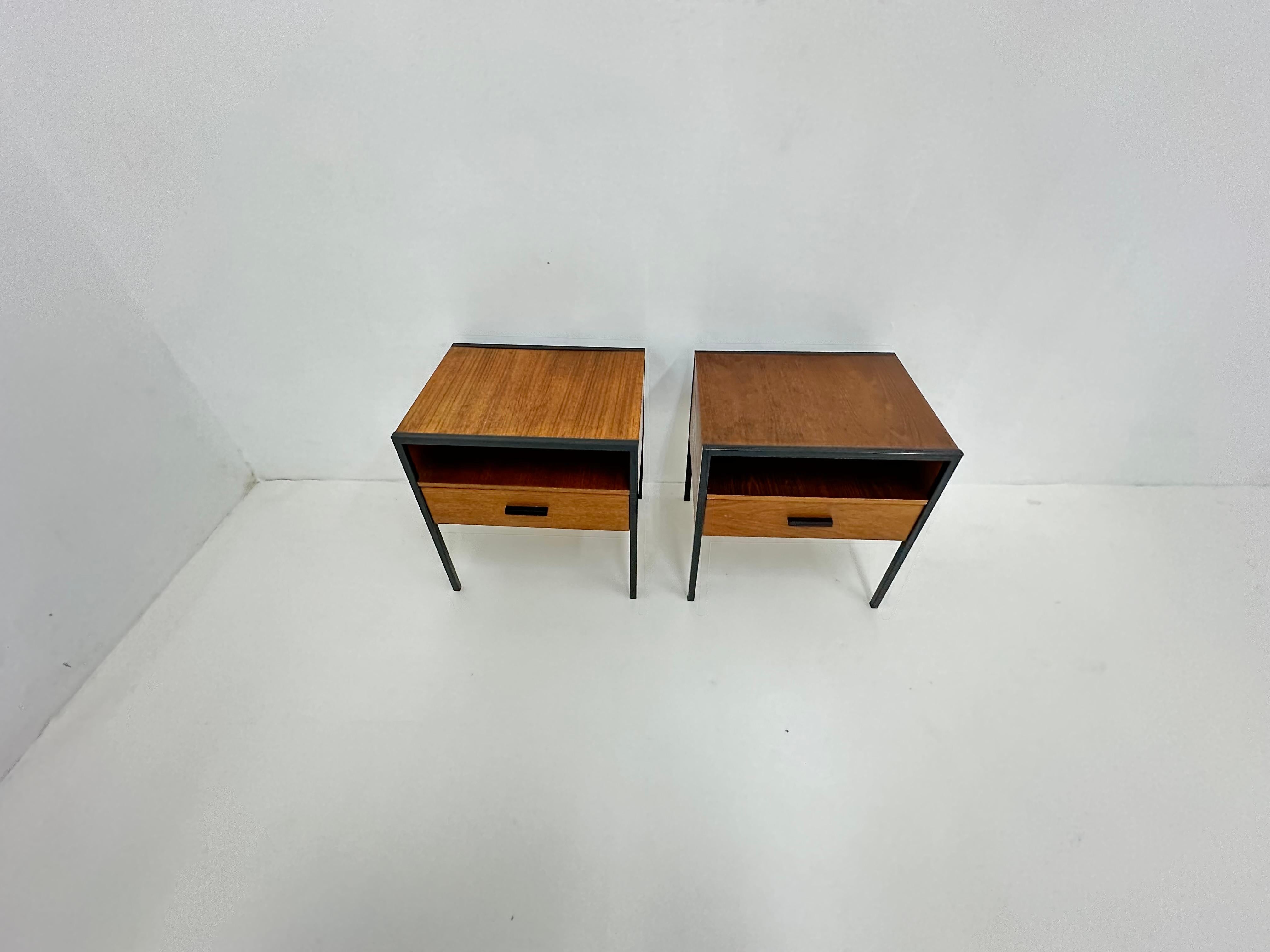 Ensemble de 2 tables de nuit par André Cordemeyer pour Auping , 1960's

Dimensions : 42 cm de largeur, 33,5 cm de profondeur, 45 cm de hauteur
Période : 1960's
Condit : Bon
Période : 1960's
Matériau : Métal, placage de teck
Couleur : marron, noir