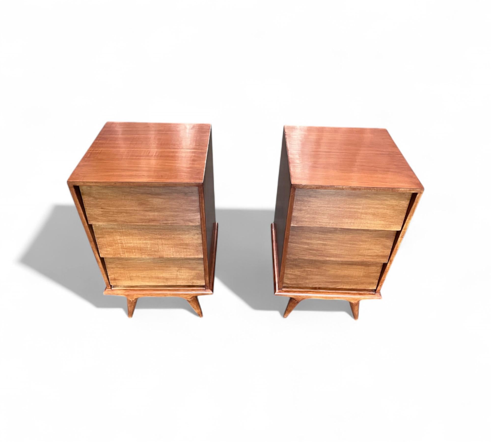 Ensemble de 2 tables de chevet à tiroirs en contreplaqué et placage de Wood Wood Ivory, c. 1950s en vente 2