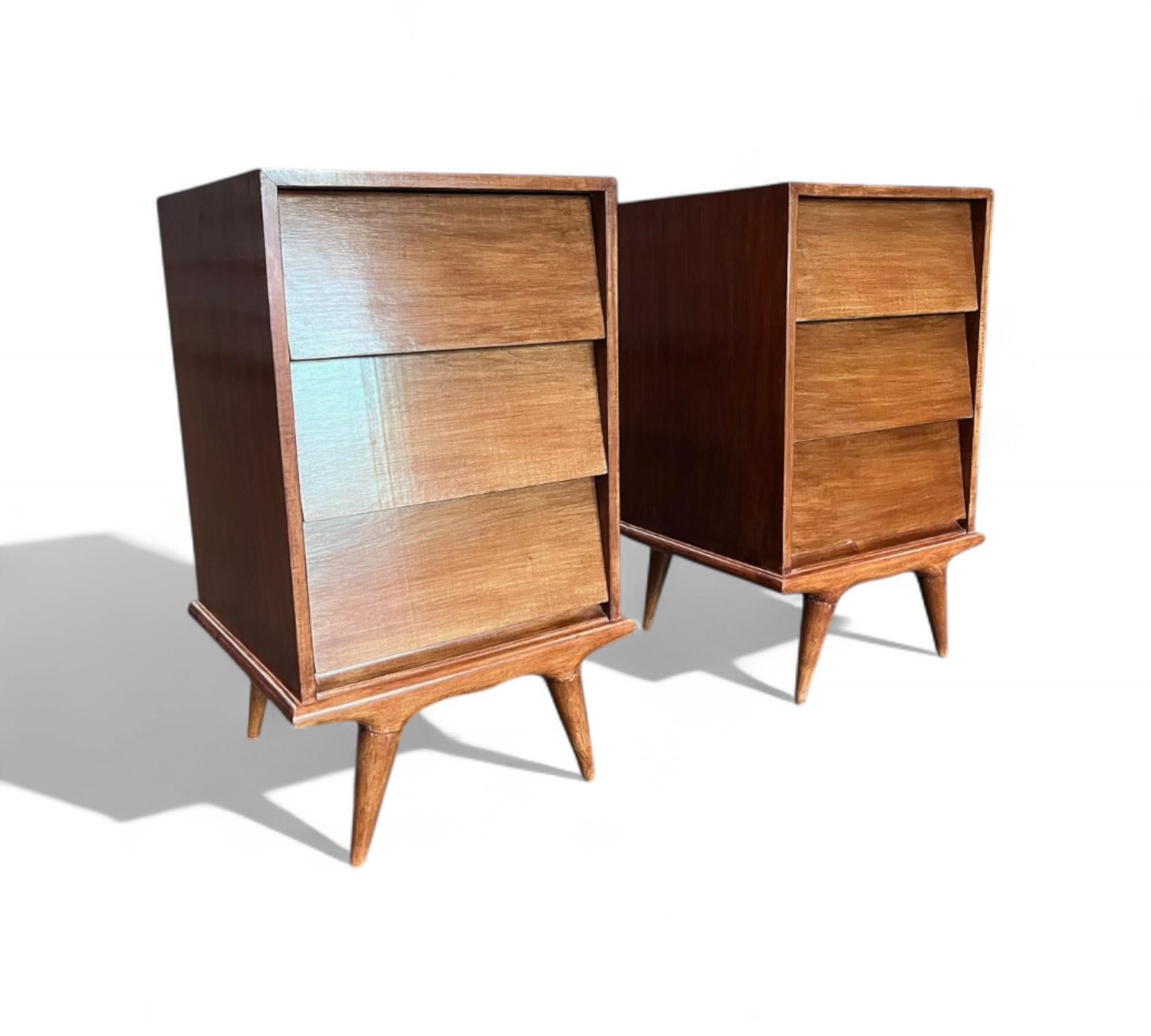 Auteur non identifié - belle paire de tables d'appoint en contreplaqué avec placage en bois d'ivoire. Les tables d'appoint sont dotées de trois tiroirs soigneusement conçus et de quatre pieds délicats. Le bois a été rénové et présente des veines