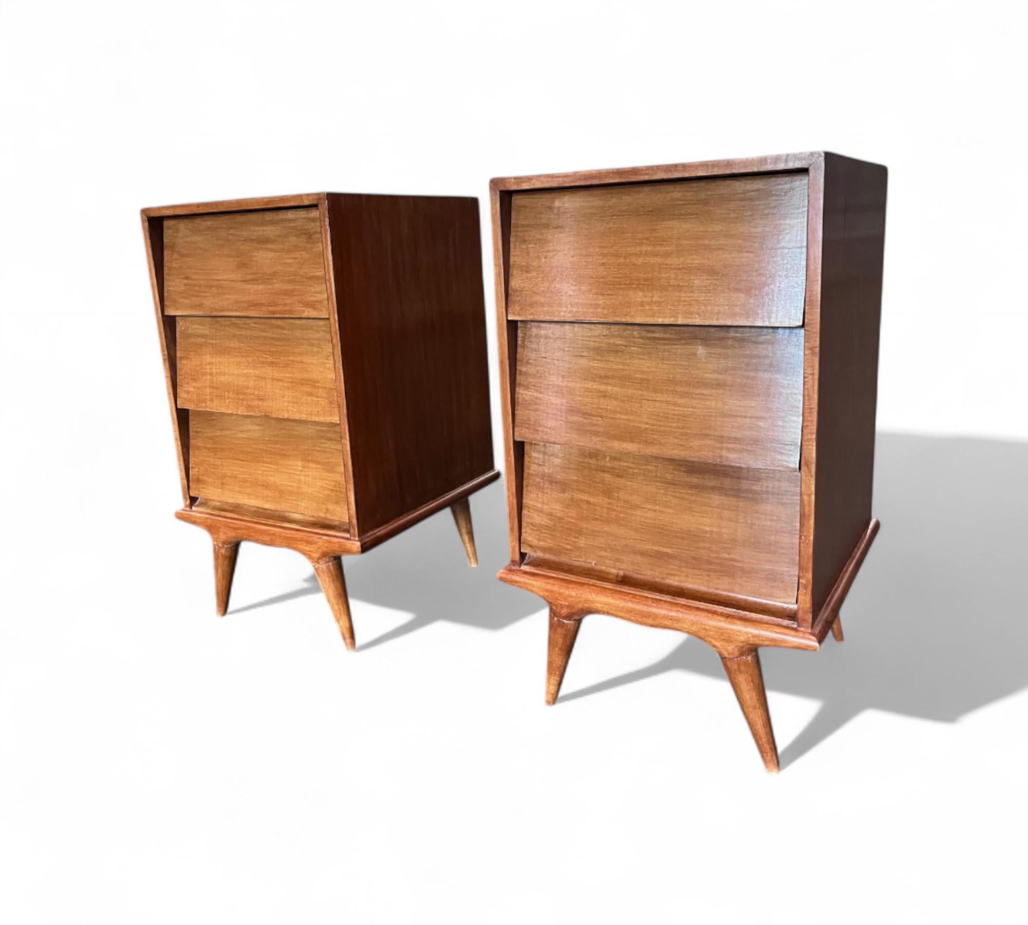 Mid-Century Modern Ensemble de 2 tables de chevet à tiroirs en contreplaqué et placage de Wood Wood Ivory, c. 1950s en vente