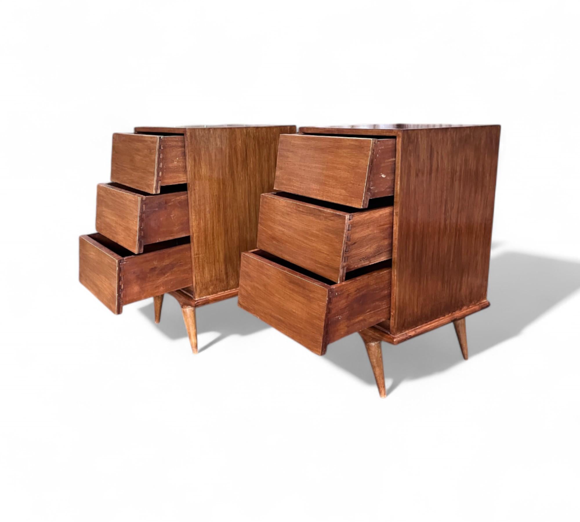 Brésilien Ensemble de 2 tables de chevet à tiroirs en contreplaqué et placage de Wood Wood Ivory, c. 1950s en vente