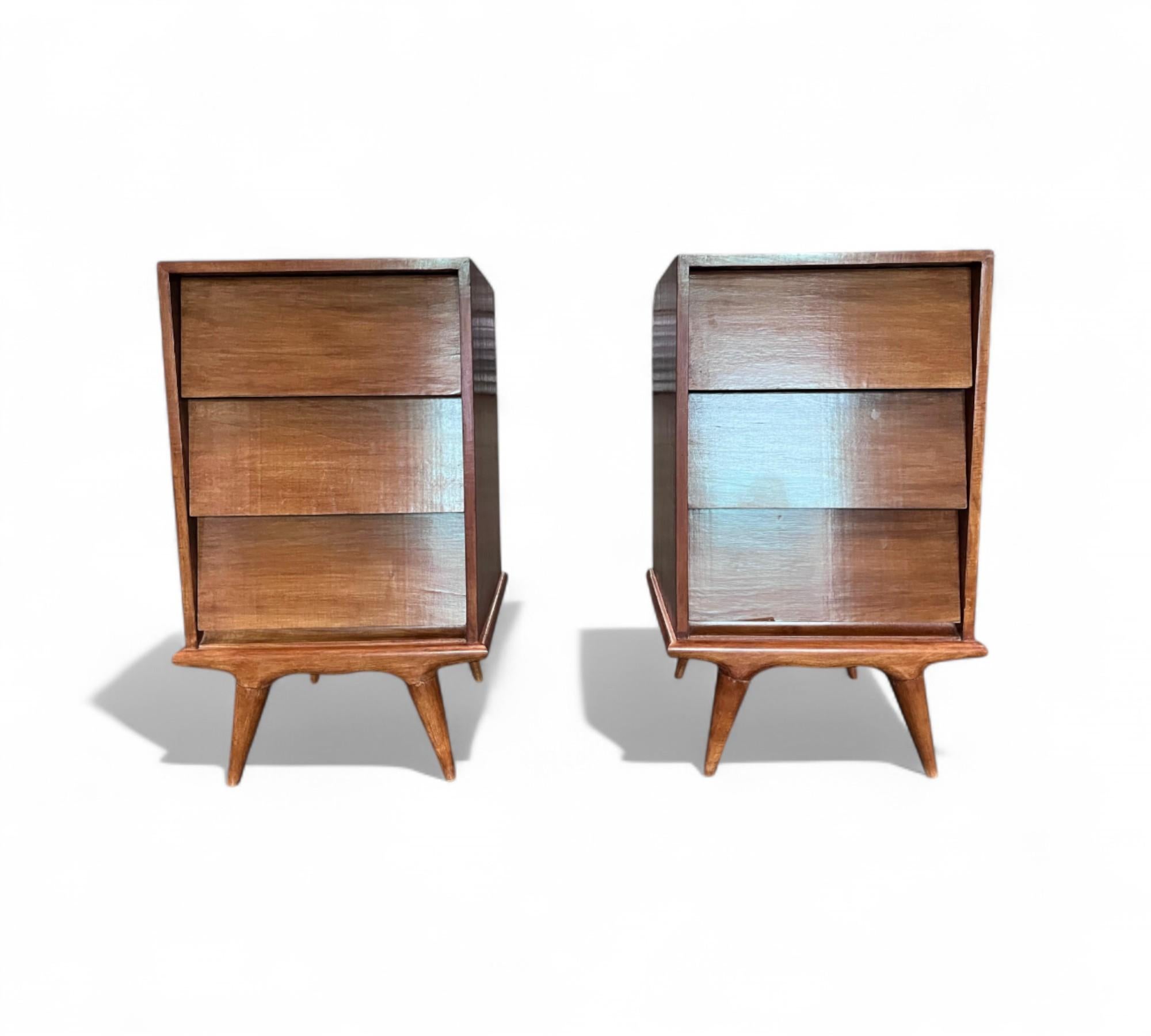 Travail du bois Ensemble de 2 tables de chevet à tiroirs en contreplaqué et placage de Wood Wood Ivory, c. 1950s en vente