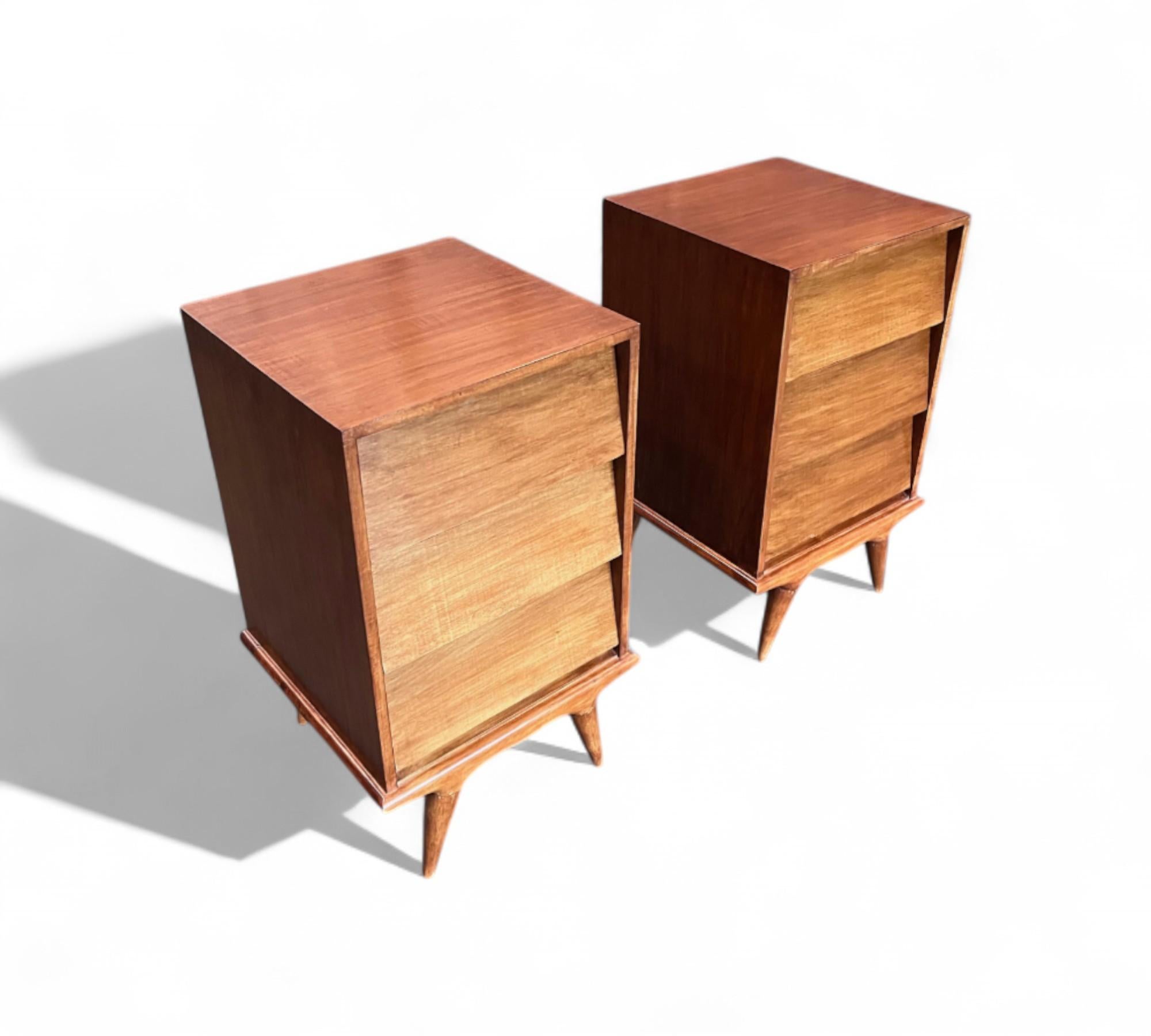 Ensemble de 2 tables de chevet à tiroirs en contreplaqué et placage de Wood Wood Ivory, c. 1950s Bon état - En vente à New York, NY