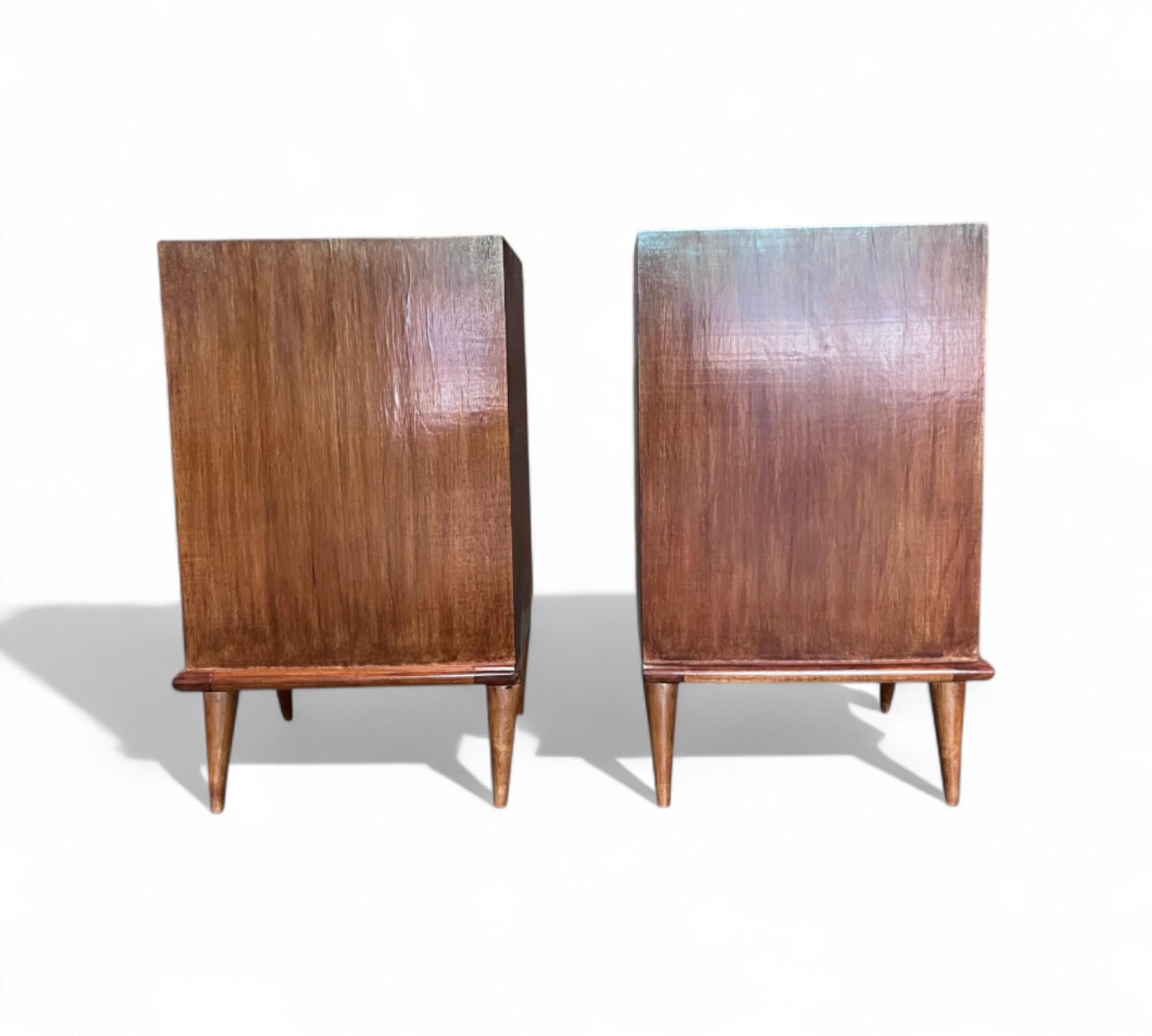 20ième siècle Ensemble de 2 tables de chevet à tiroirs en contreplaqué et placage de Wood Wood Ivory, c. 1950s en vente