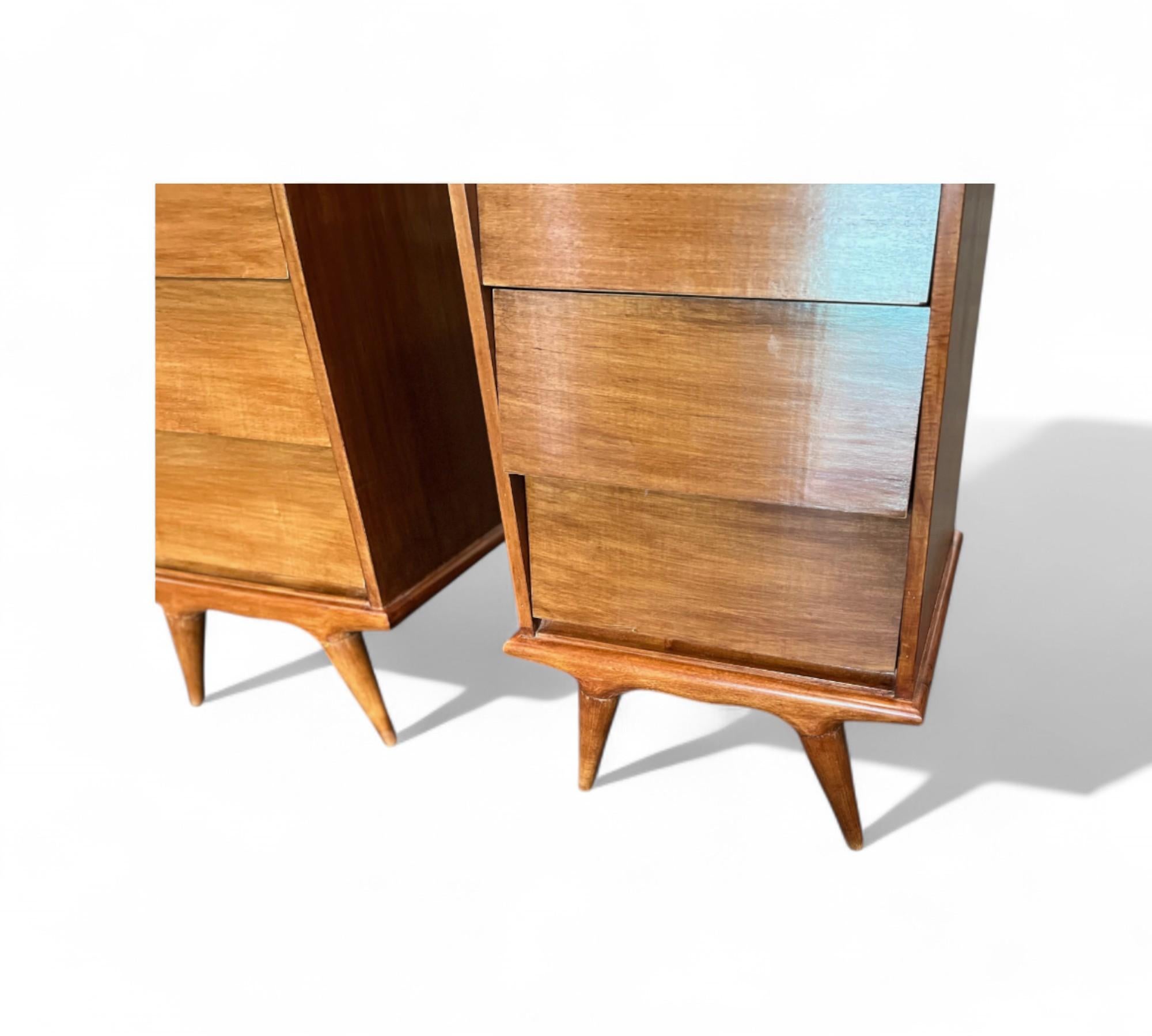 Ensemble de 2 tables de chevet à tiroirs en contreplaqué et placage de Wood Wood Ivory, c. 1950s en vente 1