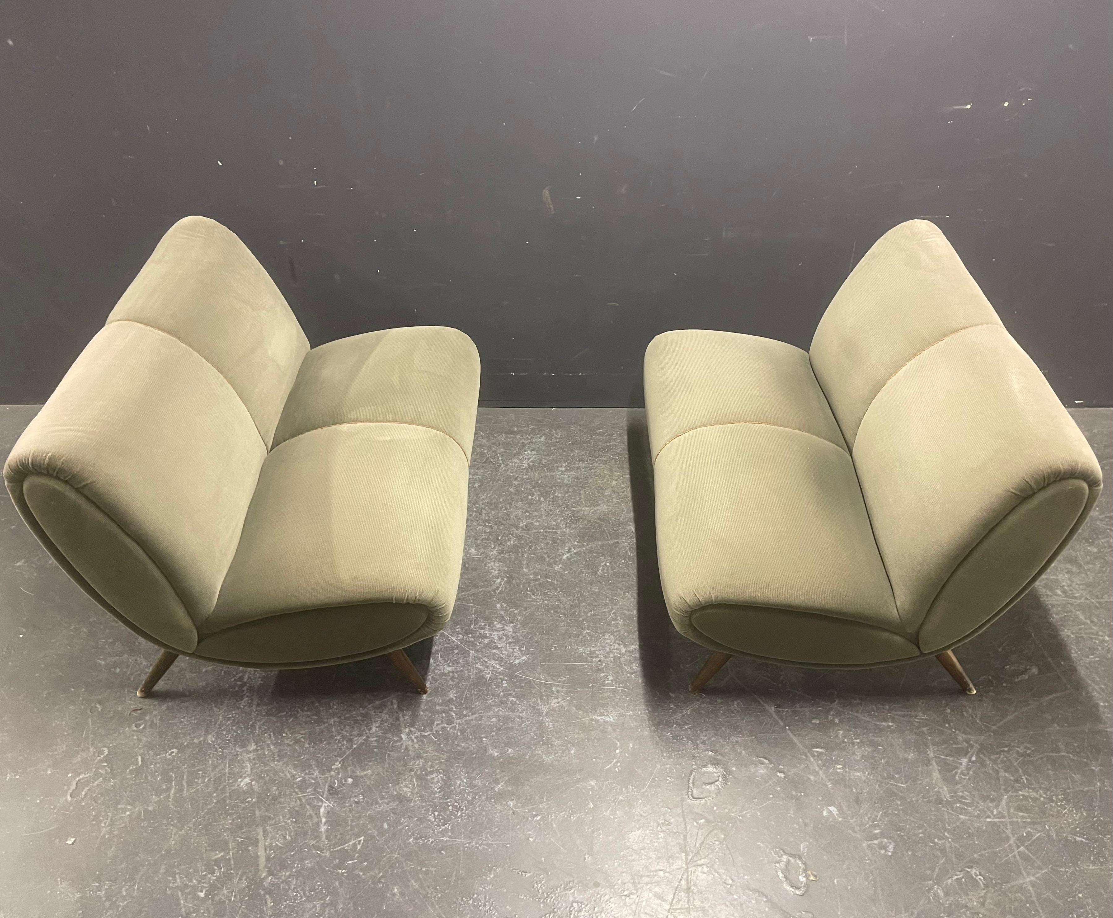 set of 2 norman bel geddes sofas In Fair Condition For Sale In Munich, DE