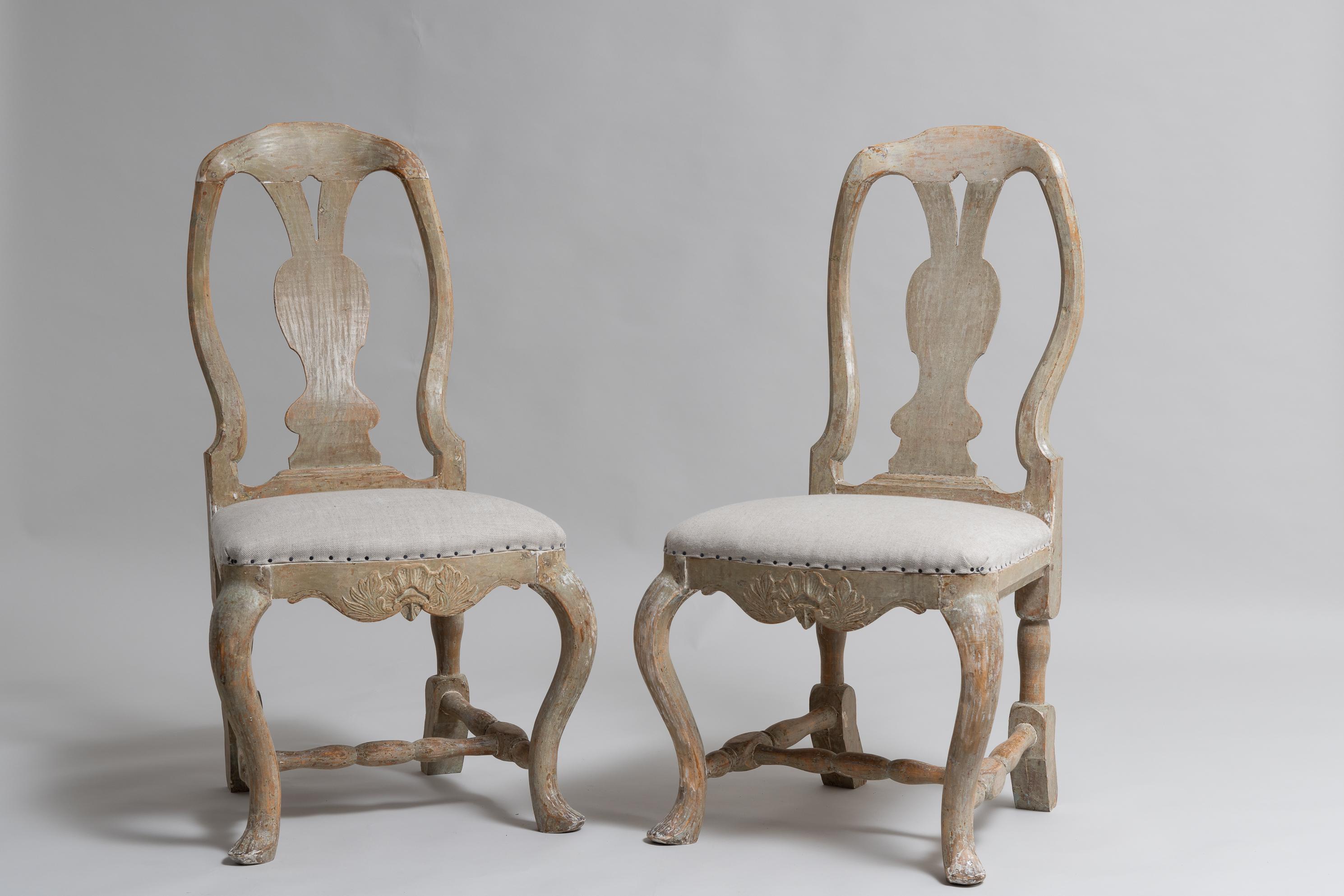 Set of 2 Swedish rococo chairs from the late 18th century, 1780 to 1790. The chairs are northern Swedish and dry scraped to the original paint from the late 1700s. The chairs have their origin in Västerbotten in Northern Sweden. They have the local