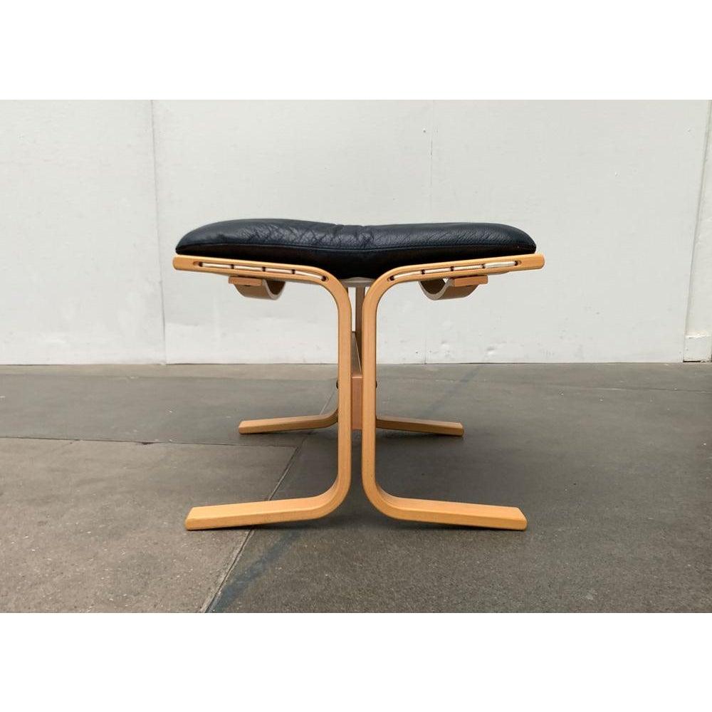 Ensemble de 2 chaises longues norvégiennes en cuir Siesta avec pouf, Ingmar Relling, années 60 en vente 5