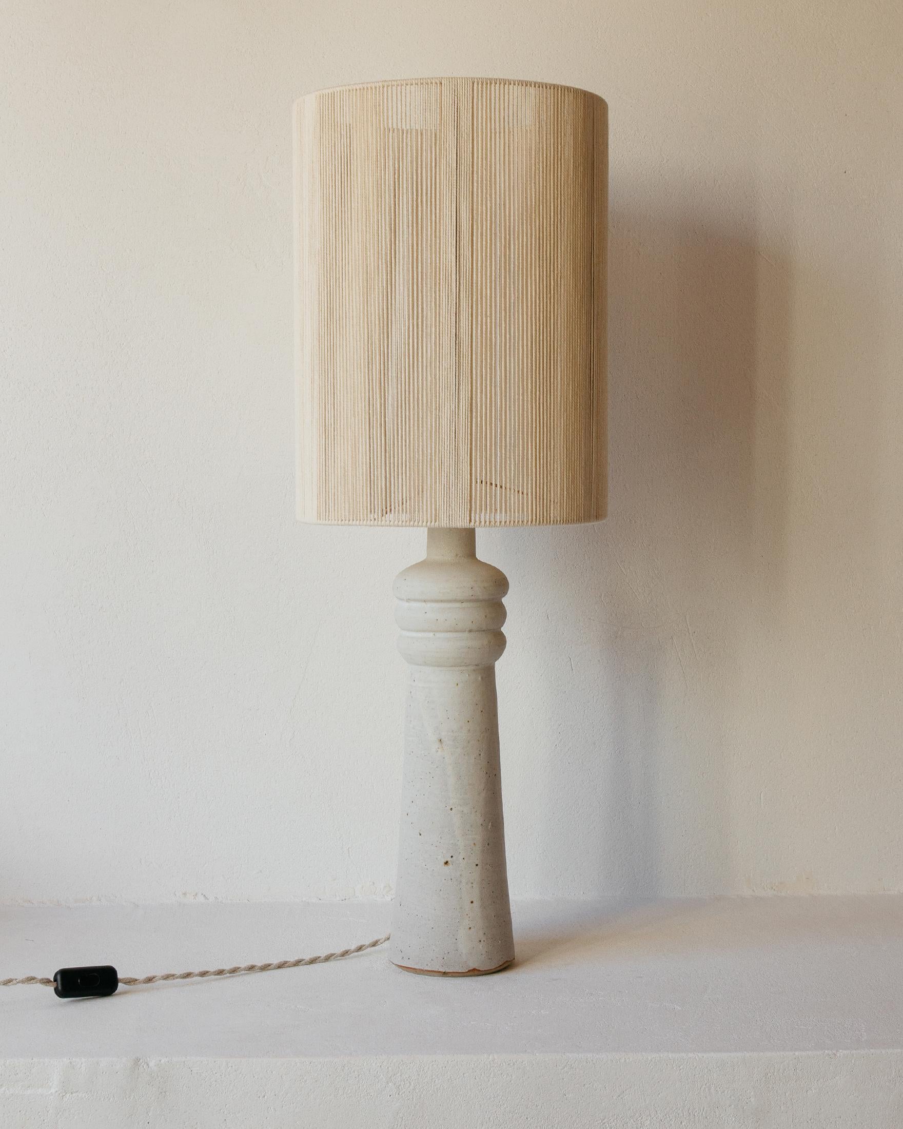 2er-Set Nueé Matte Cream White Keramik-Tischlampen von Grès Éditions
Einzigartige Stücke.
Abmessungen: Lampenschirm: Ø 30 x H 40 cm.
Sockel: H 46 cm.
MATERIALIEN: Ecru-Baumwolle und Keramik.
Gewicht: 3,2 kg.

Die Abmessungen können variieren. Bitte