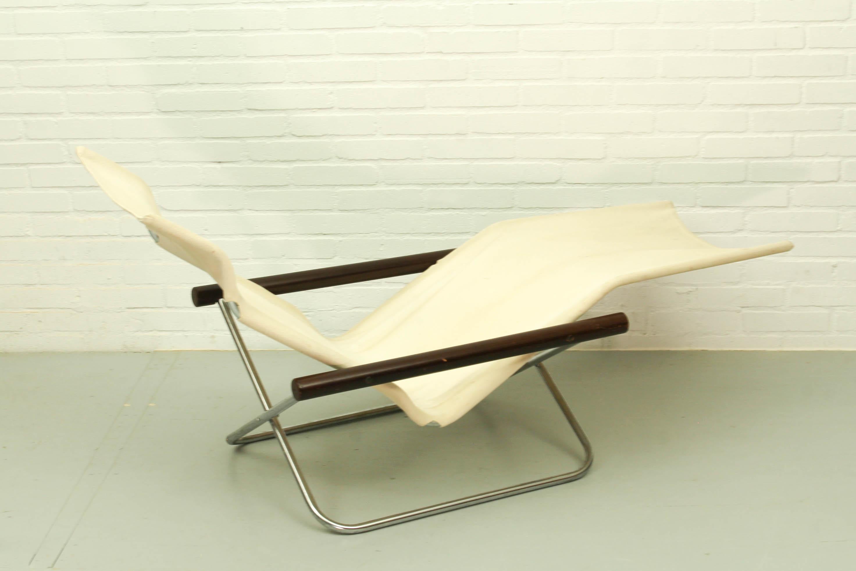 Set of 2 chaise lounges by Takeshi Nii for Jox Intern, Italy, 1960s. This model is called “NY” and is one of the more rare edition of his range of folding chairs. Easy to store or move. This design has been part of the MOMA collection. The off-white