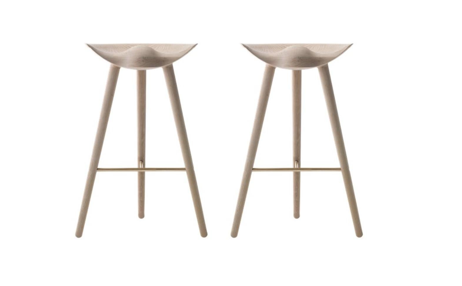 Set of 2 ML 42 oak and brass bar stools by Lassen
Dimensions: H 77 x W 36 x L 55.5 cm
Materials: Oak, Brass

In 1942 Mogens Lassen designed the Stool ML42 as a piece for a furniture exhibition held at the Danish Museum of Decorative Art. He took