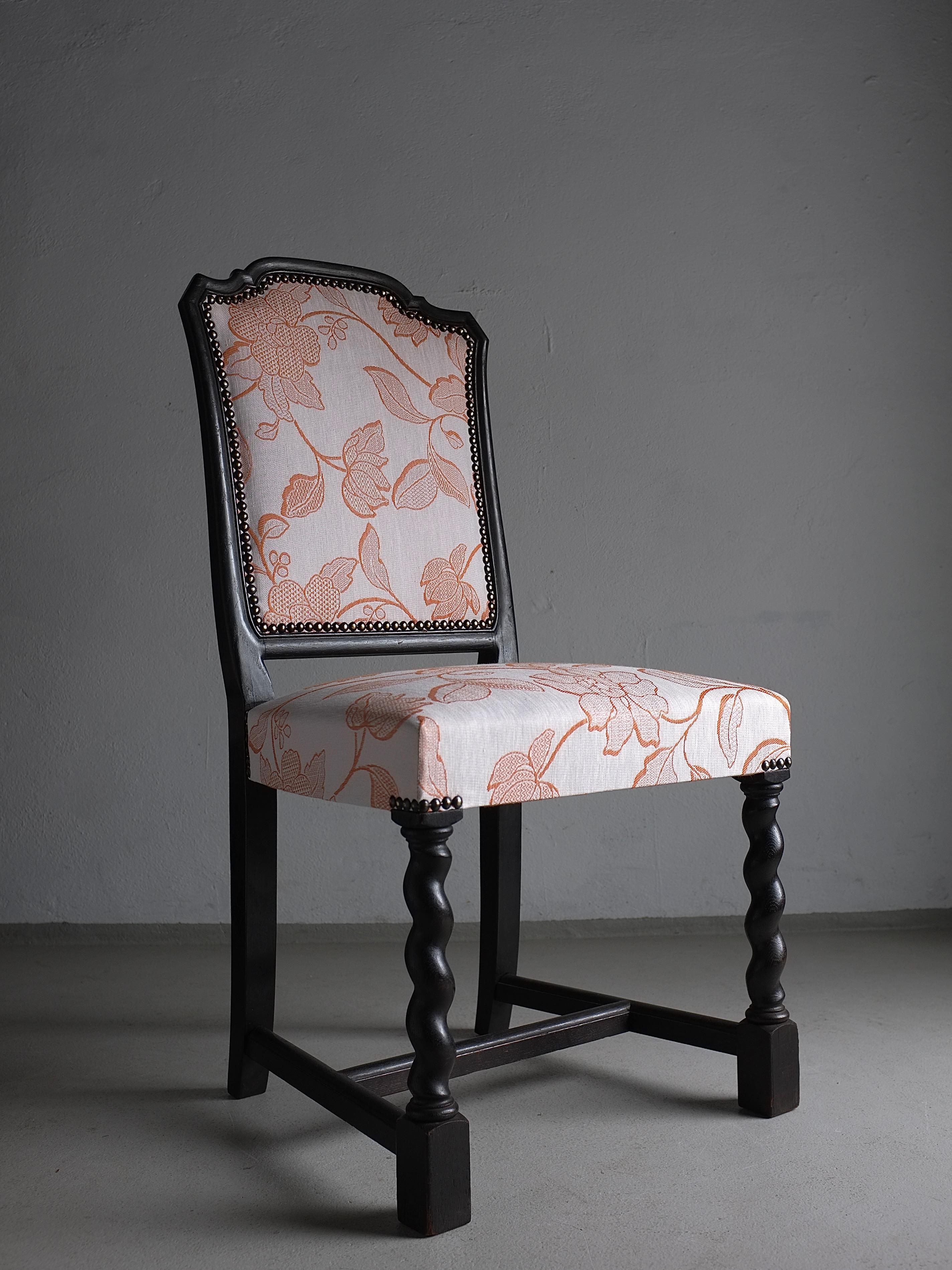 Ensemble de deux chaises en chêne avec pieds torsadés en orge et sièges en corde. Nouvelle sellerie en coton italien.