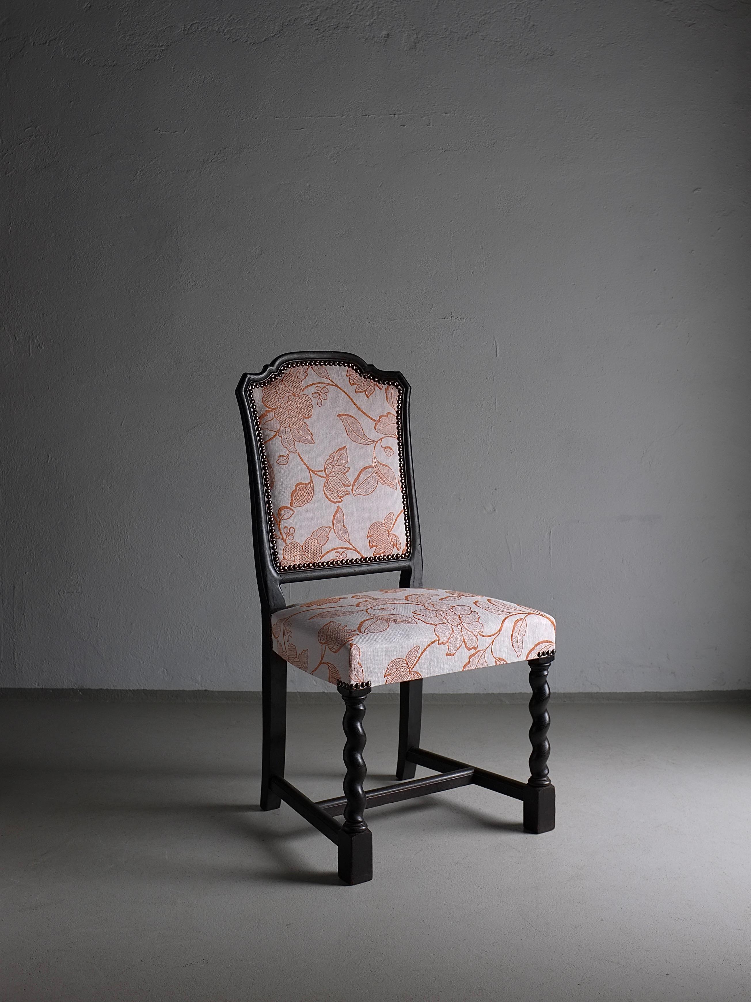 Suédois Ensemble de 2 chaises en chêne, pieds torsadés Barley Twist, Suède, années 1920 en vente