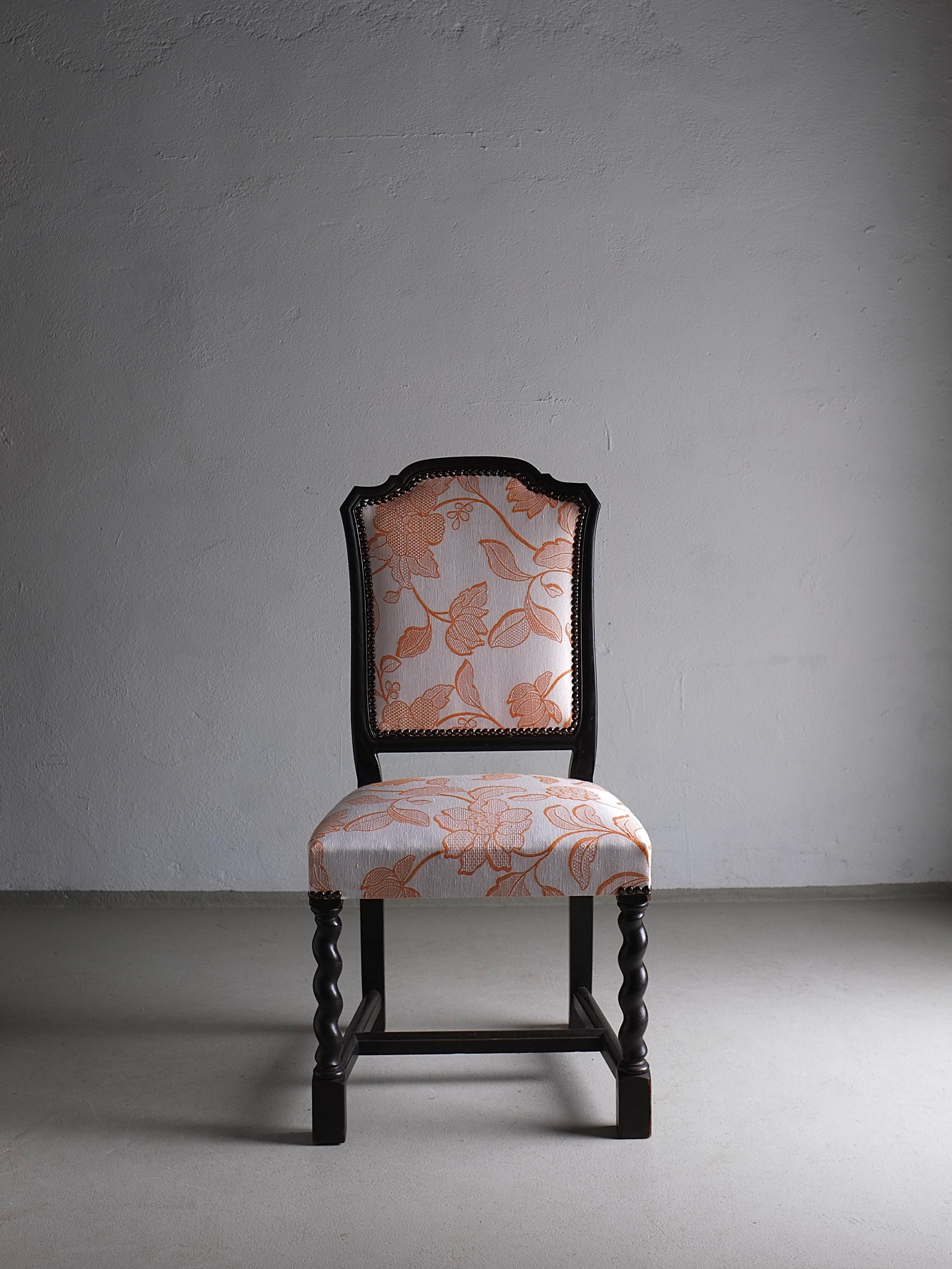 Sculpté Ensemble de 2 chaises en chêne, pieds torsadés Barley Twist, Suède, années 1920 en vente