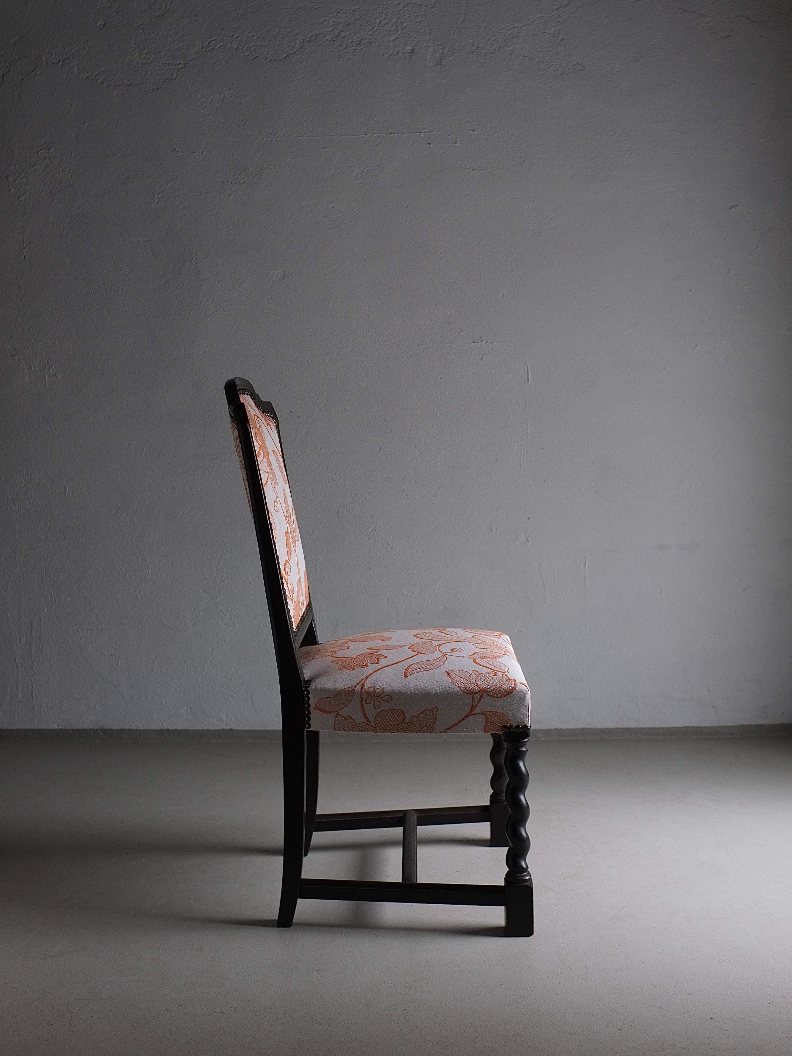 Ensemble de 2 chaises en chêne, pieds torsadés Barley Twist, Suède, années 1920 Bon état - En vente à Rīga, LV
