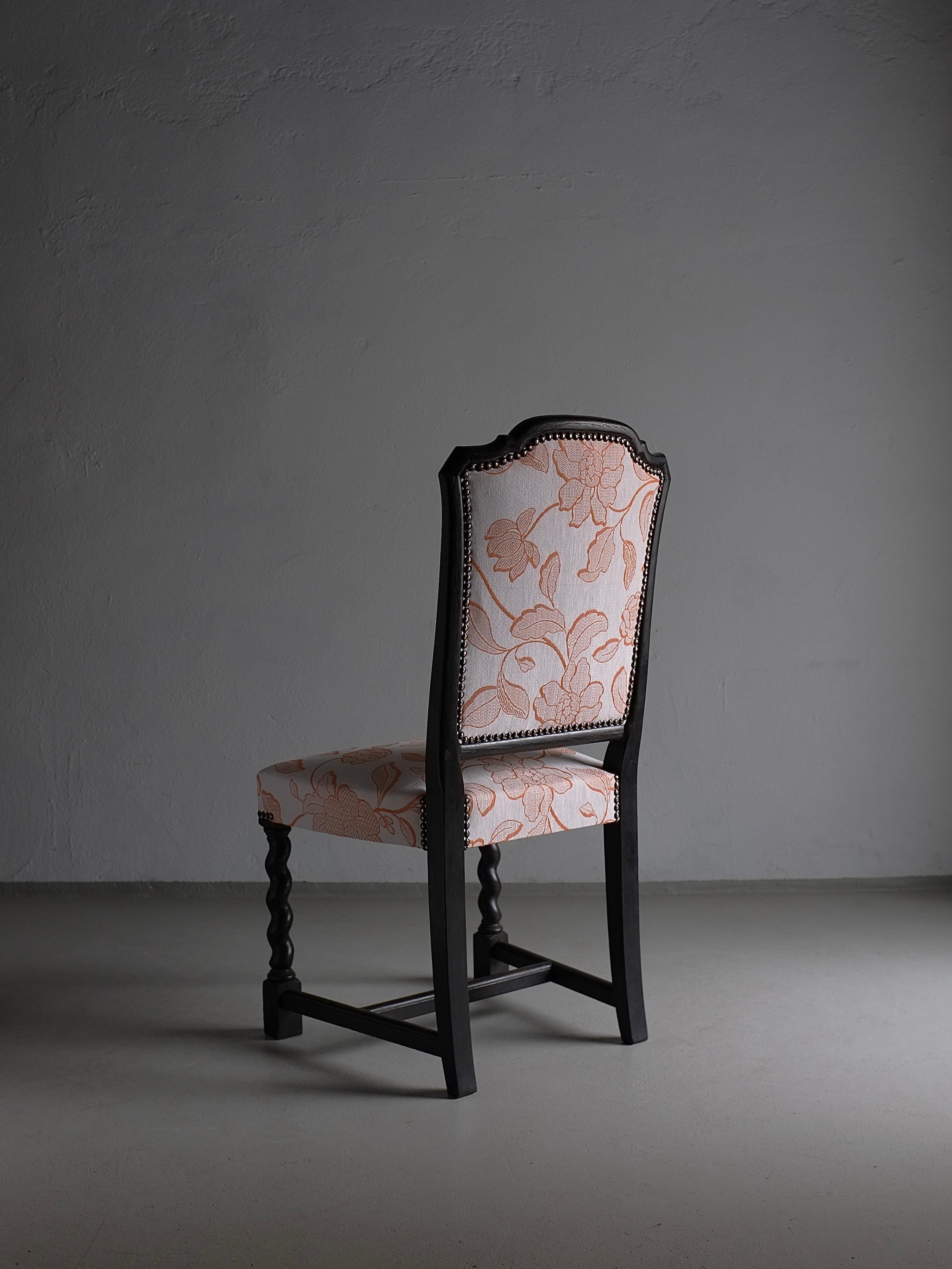 Début du 20ème siècle Ensemble de 2 chaises en chêne, pieds torsadés Barley Twist, Suède, années 1920 en vente