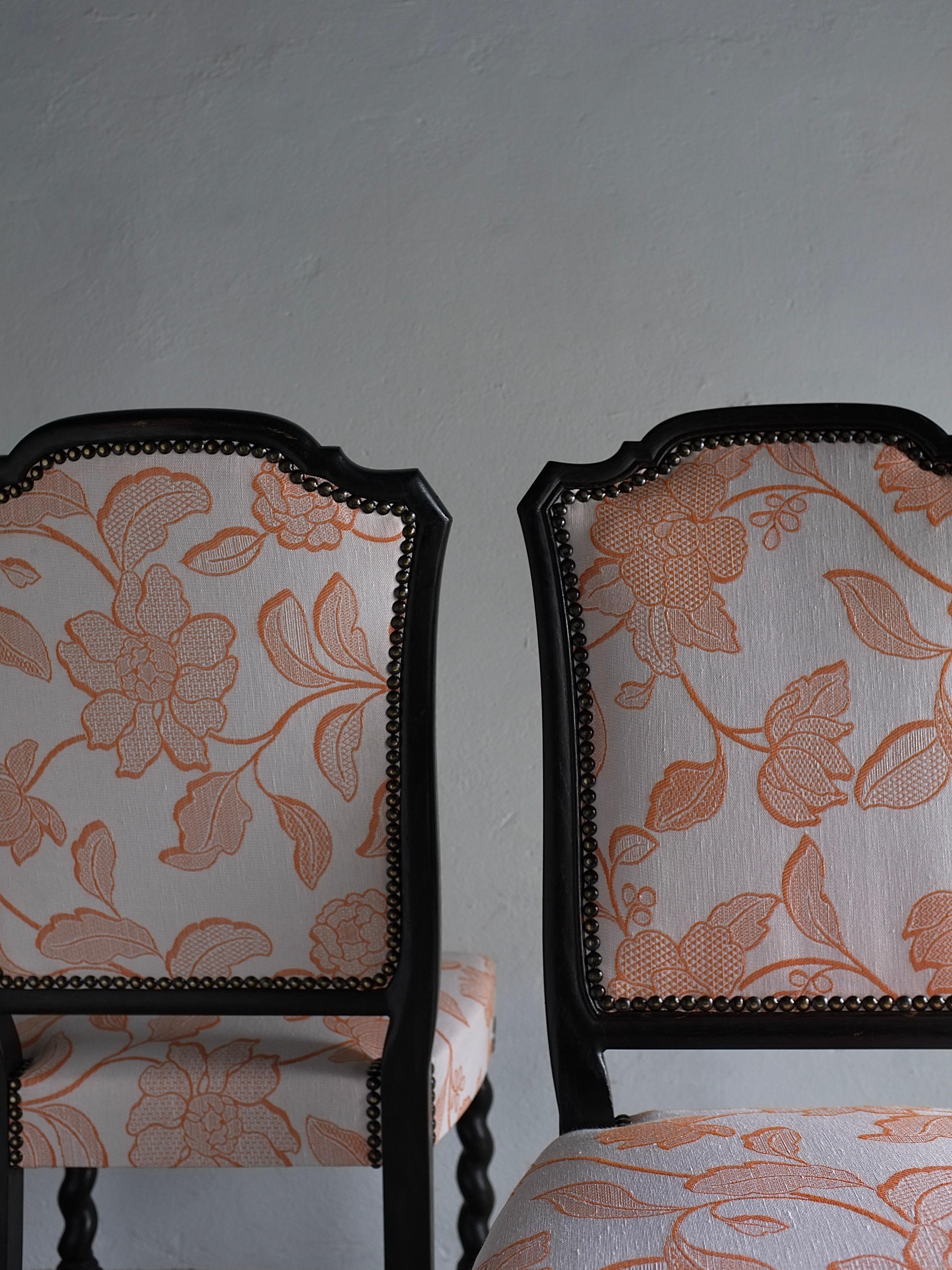 Tissu Ensemble de 2 chaises en chêne, pieds torsadés Barley Twist, Suède, années 1920 en vente