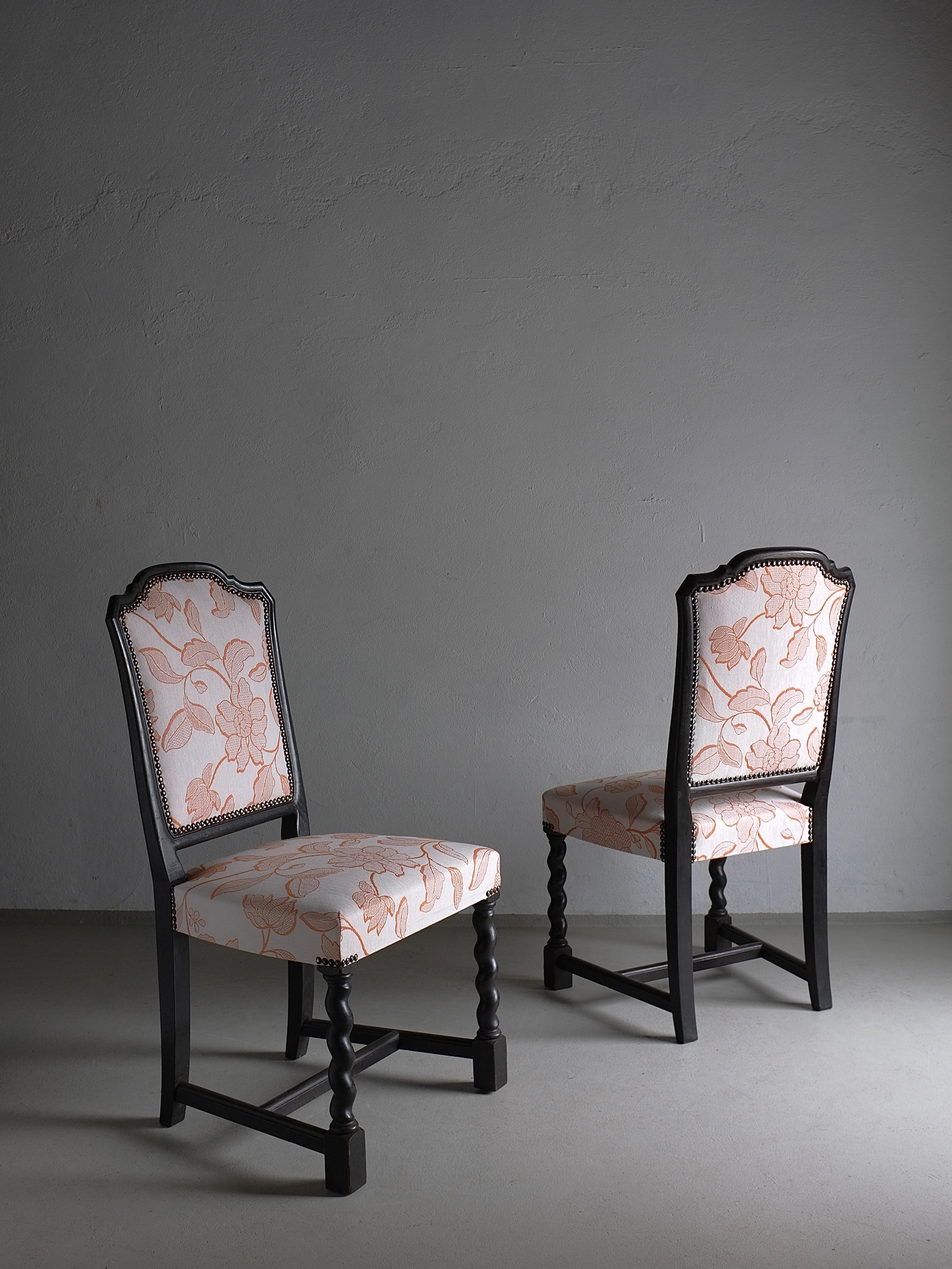 Ensemble de 2 chaises en chêne, pieds torsadés Barley Twist, Suède, années 1920 en vente 1