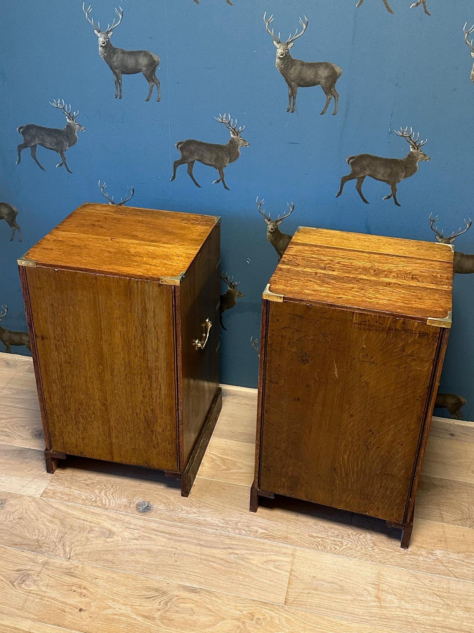 Set of 2 oak nightstands For Sale 2