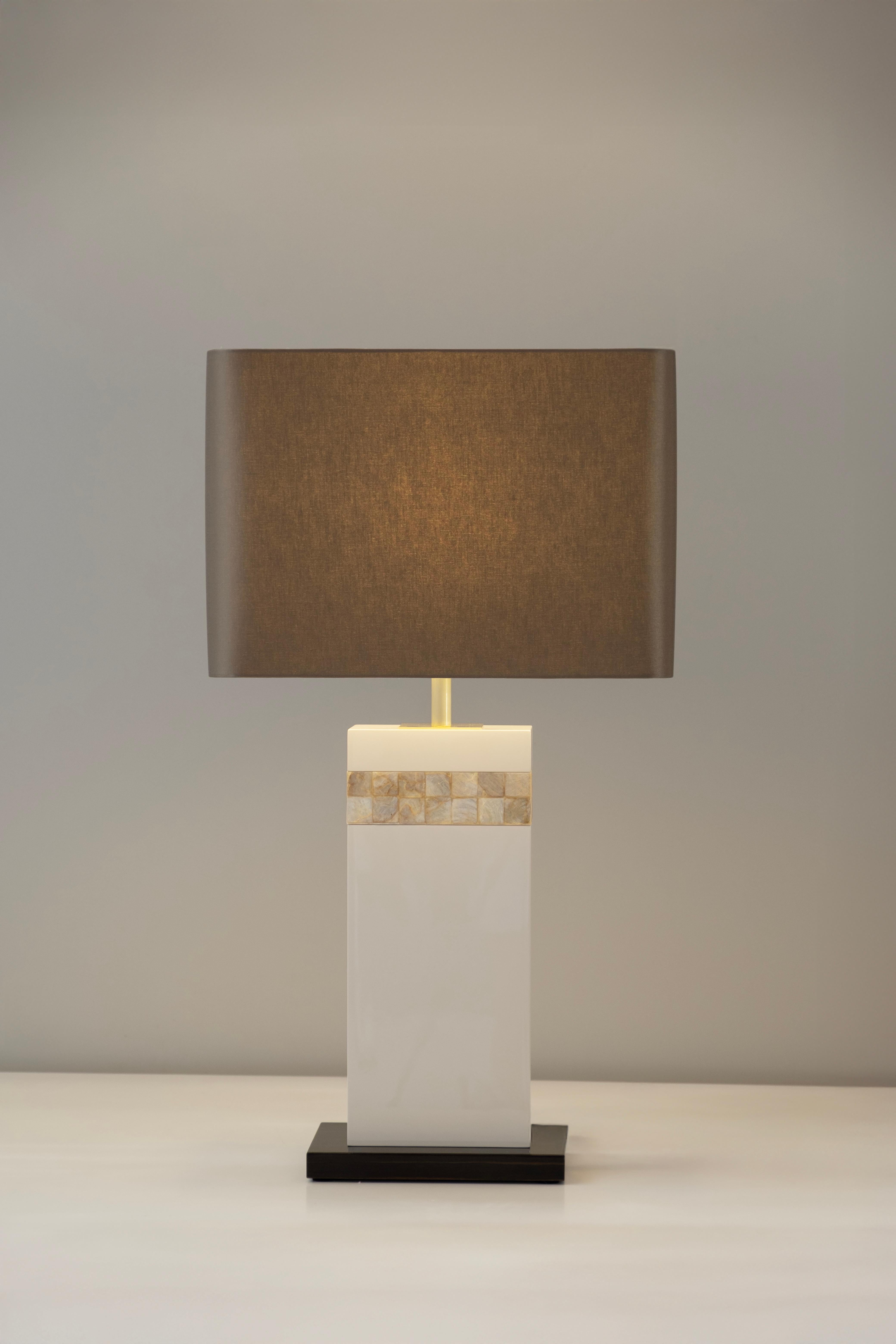 XXI secolo e contemporaneo Set di 2 lampade da tavolo Oceanus, paralume in bronzo, fatte a mano in Portogallo da Greenapple in vendita