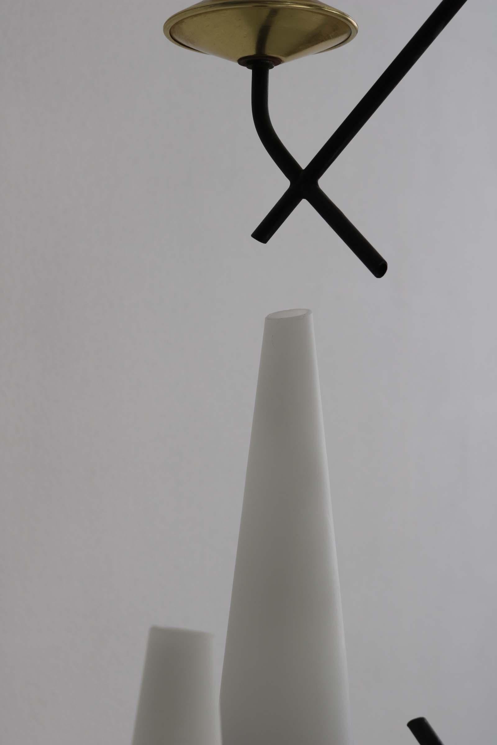 Ensemble de 2 lampadaires avec 5 abat-jour en verre opalin, Italie, années 1950 en vente 3