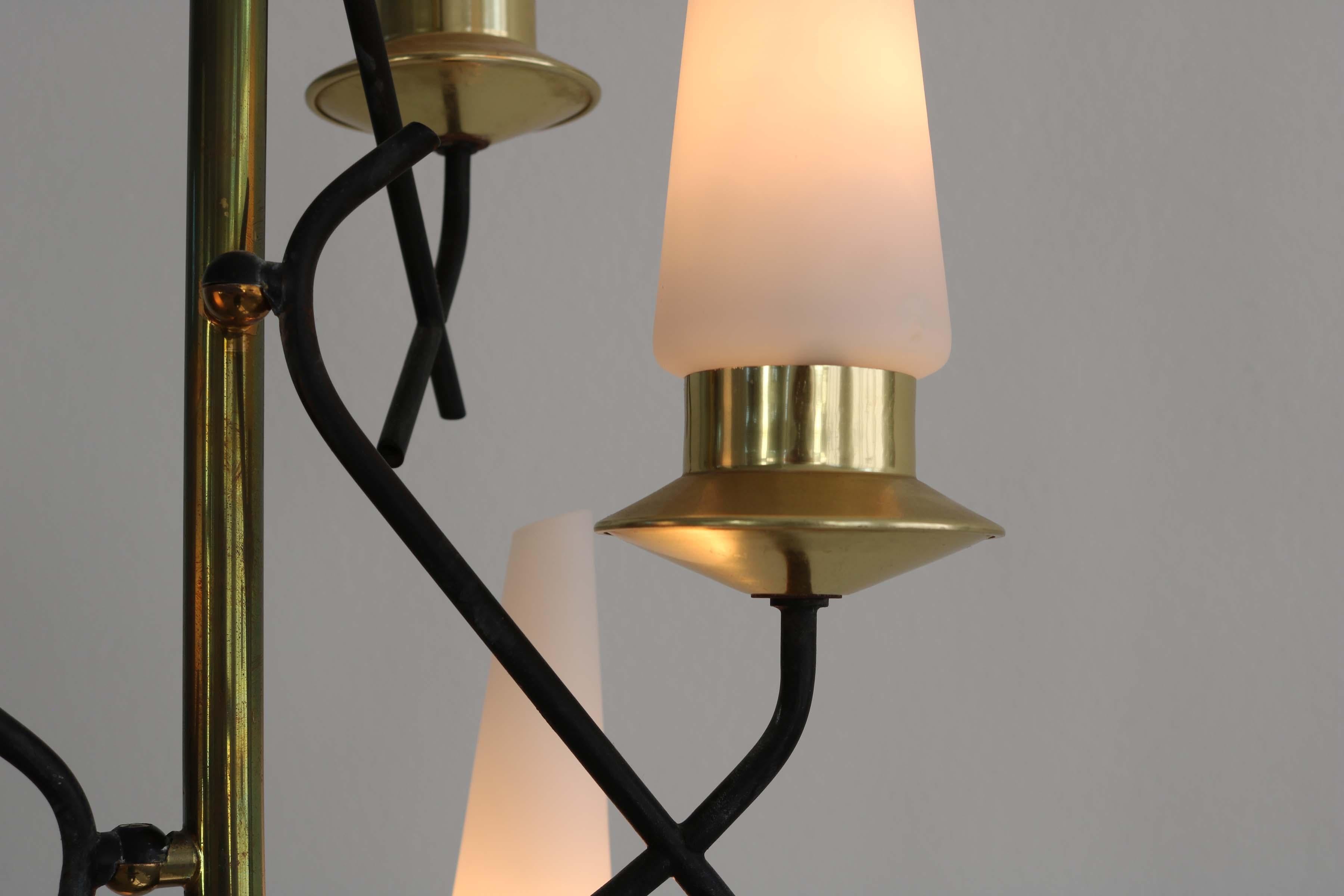 Ensemble de 2 lampadaires avec 5 abat-jour en verre opalin, Italie, années 1950 en vente 6