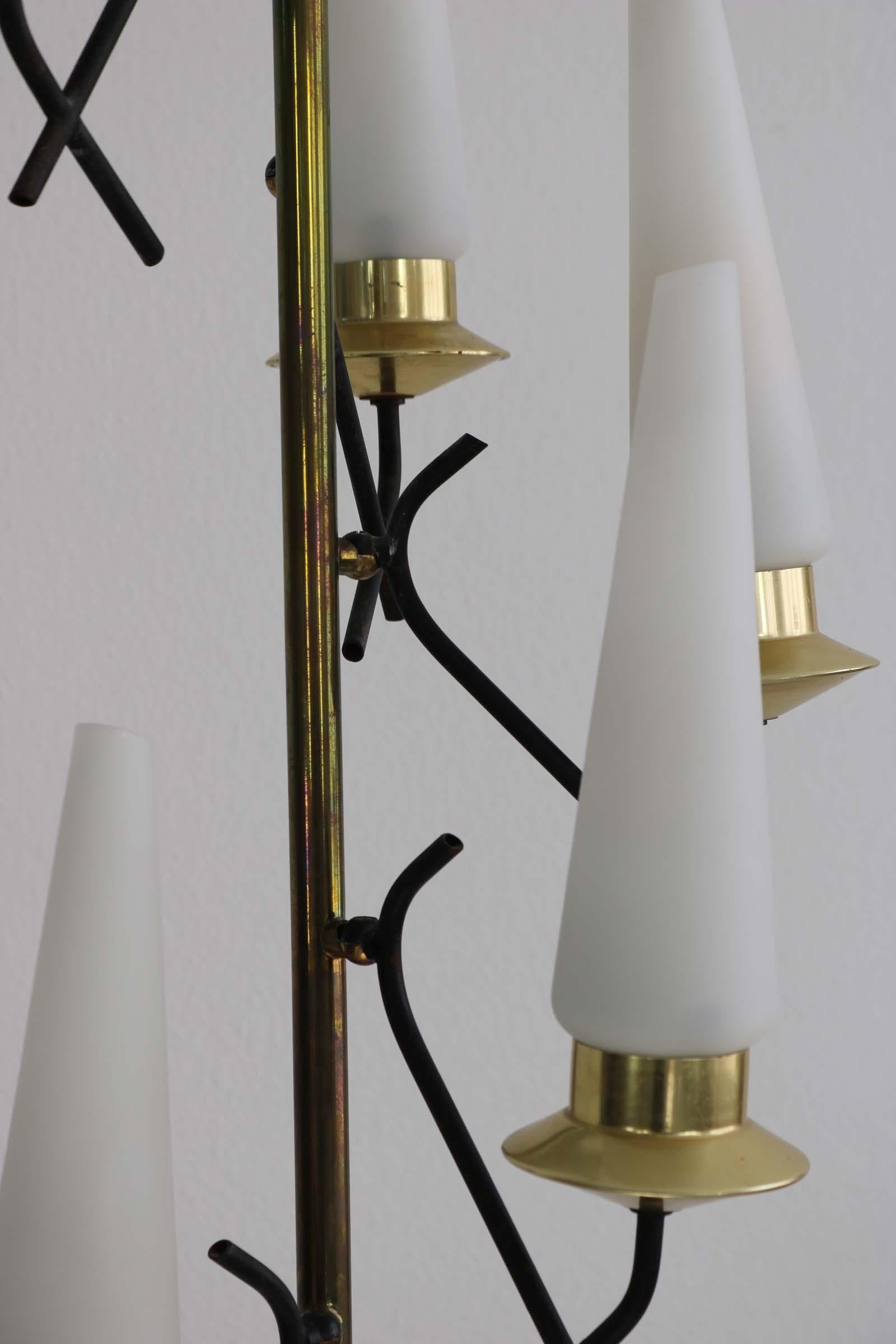 Ensemble de 2 lampadaires avec 5 abat-jour en verre opalin, Italie, années 1950 en vente 8