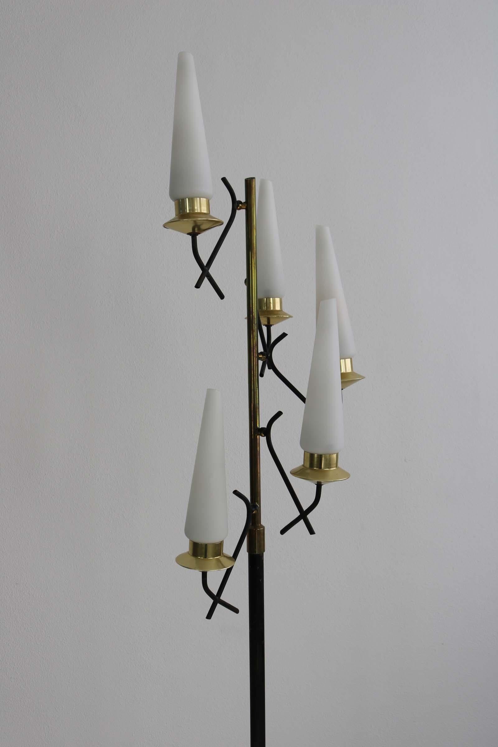 Ensemble de 2 lampadaires avec 5 abat-jour en verre opalin, Italie, années 1950 en vente 9