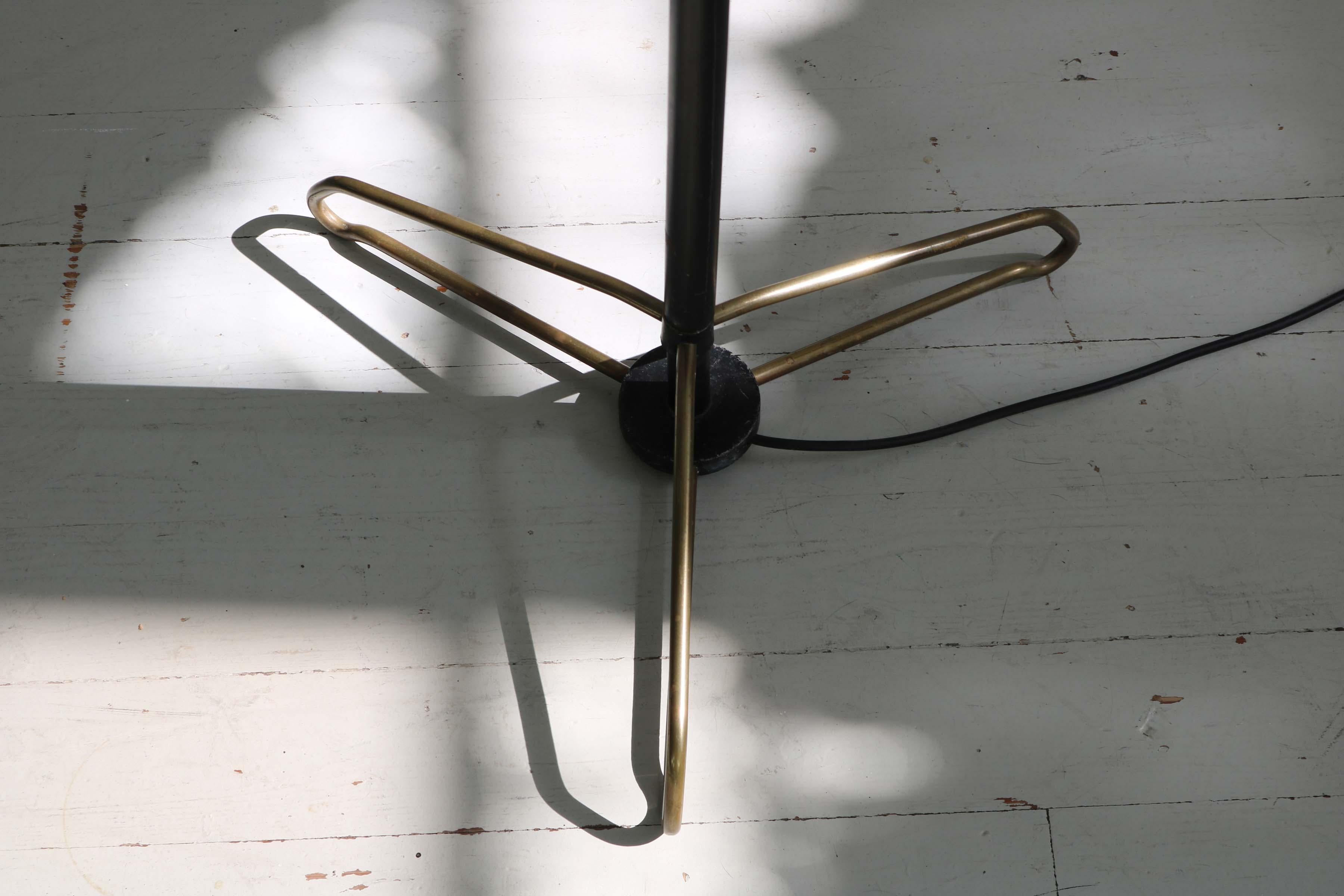 Ensemble de 2 lampadaires avec 5 abat-jour en verre opalin, Italie, années 1950 en vente 10