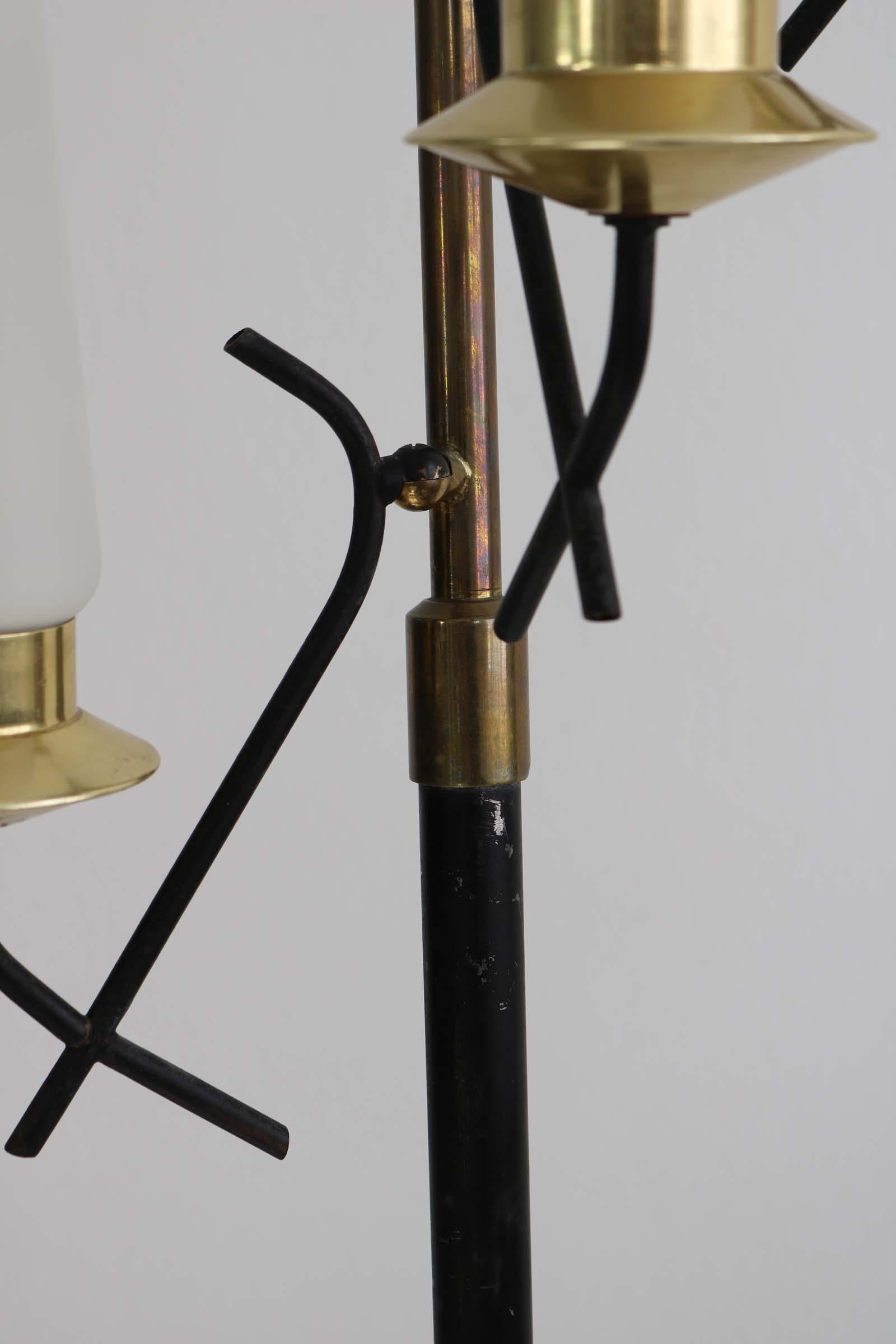 Ensemble de 2 lampadaires avec 5 abat-jour en verre opalin, Italie, années 1950 en vente 11