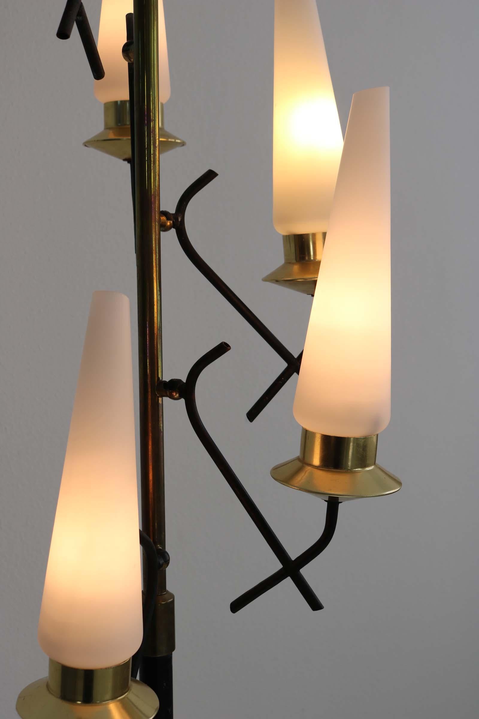 Ensemble de 2 lampadaires avec 5 abat-jour en verre opalin, Italie, années 1950 en vente 12