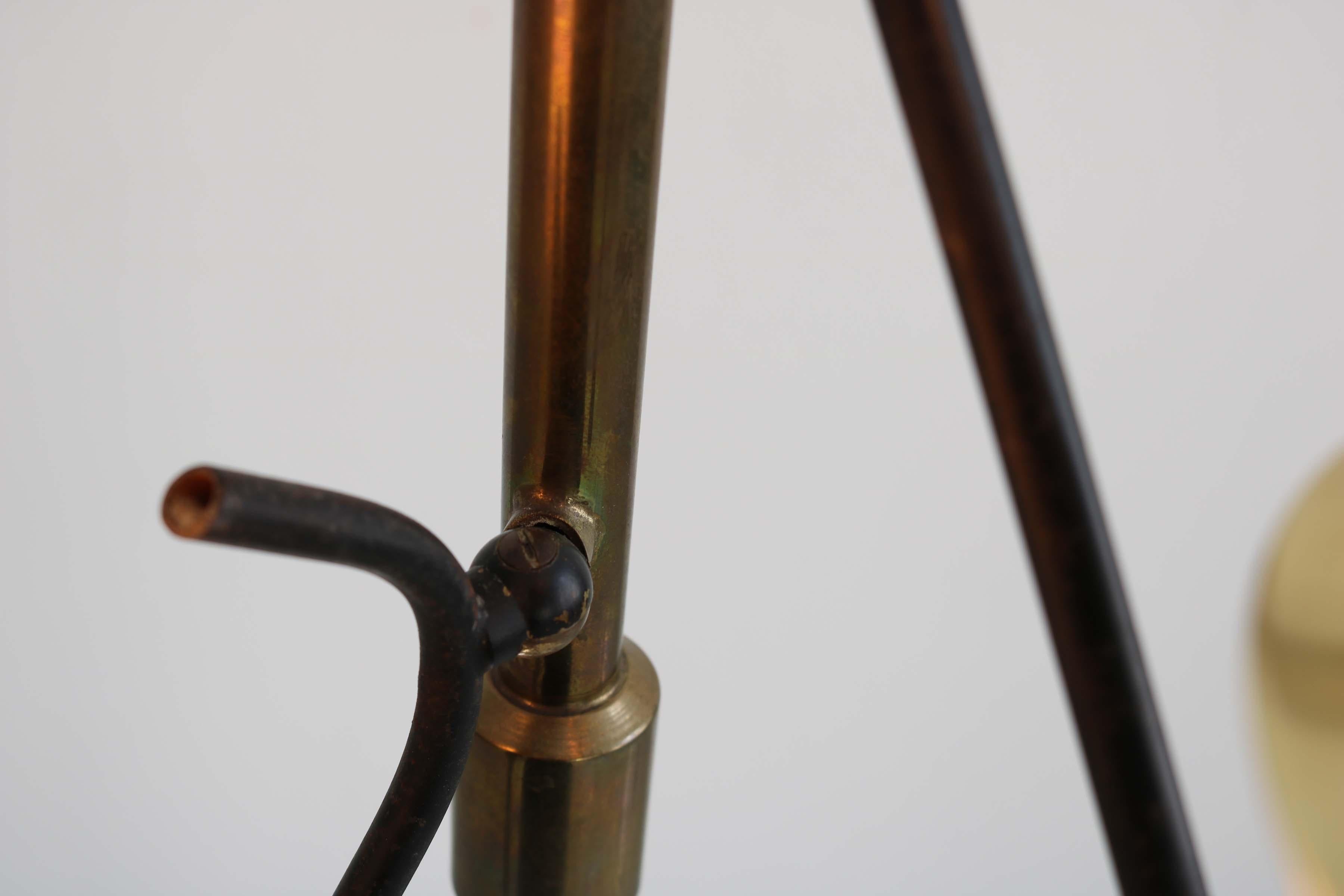 Ensemble de 2 lampadaires avec 5 abat-jour en verre opalin, Italie, années 1950 en vente 13