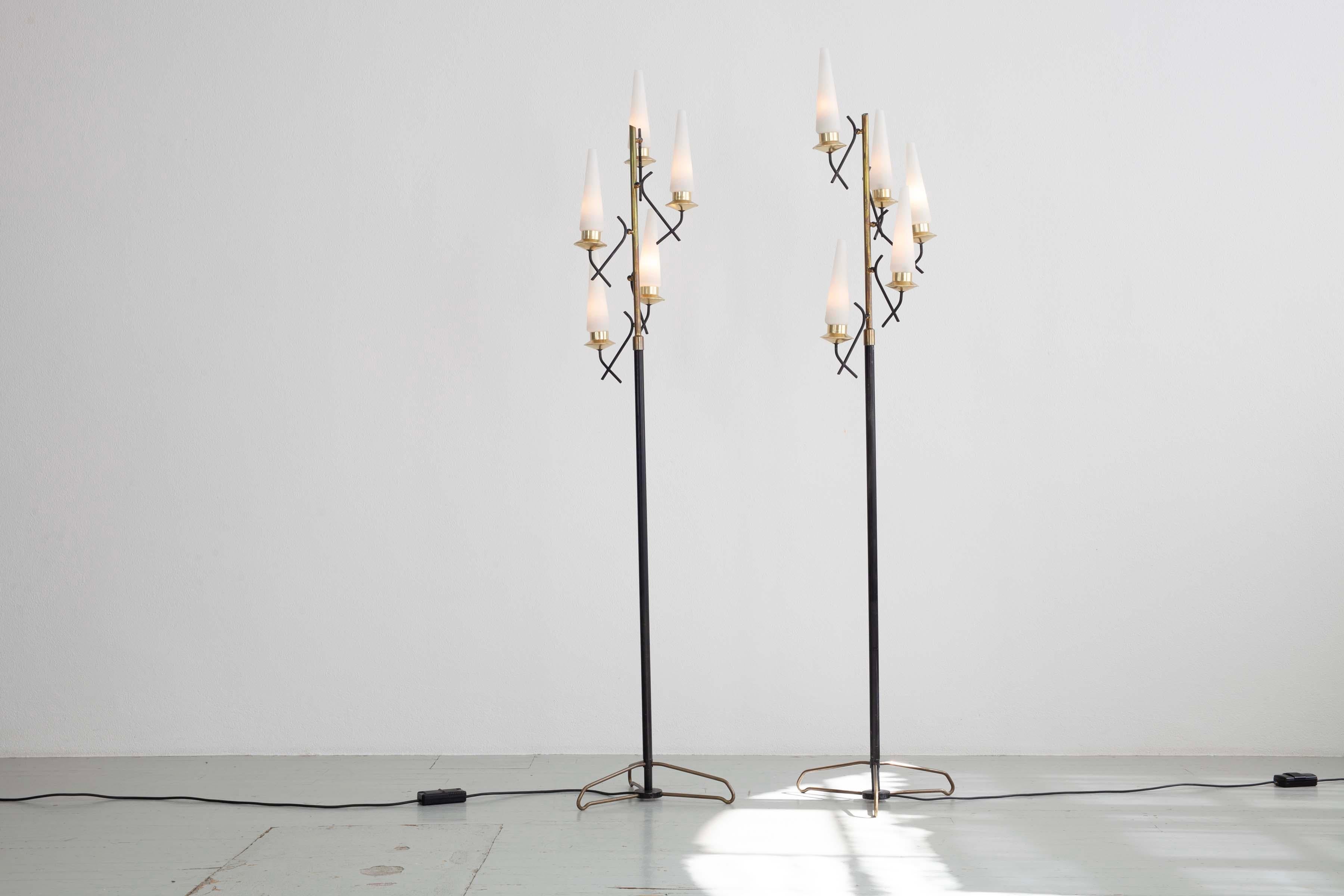 Milieu du XXe siècle Ensemble de 2 lampadaires avec 5 abat-jour en verre opalin, Italie, années 1950 en vente
